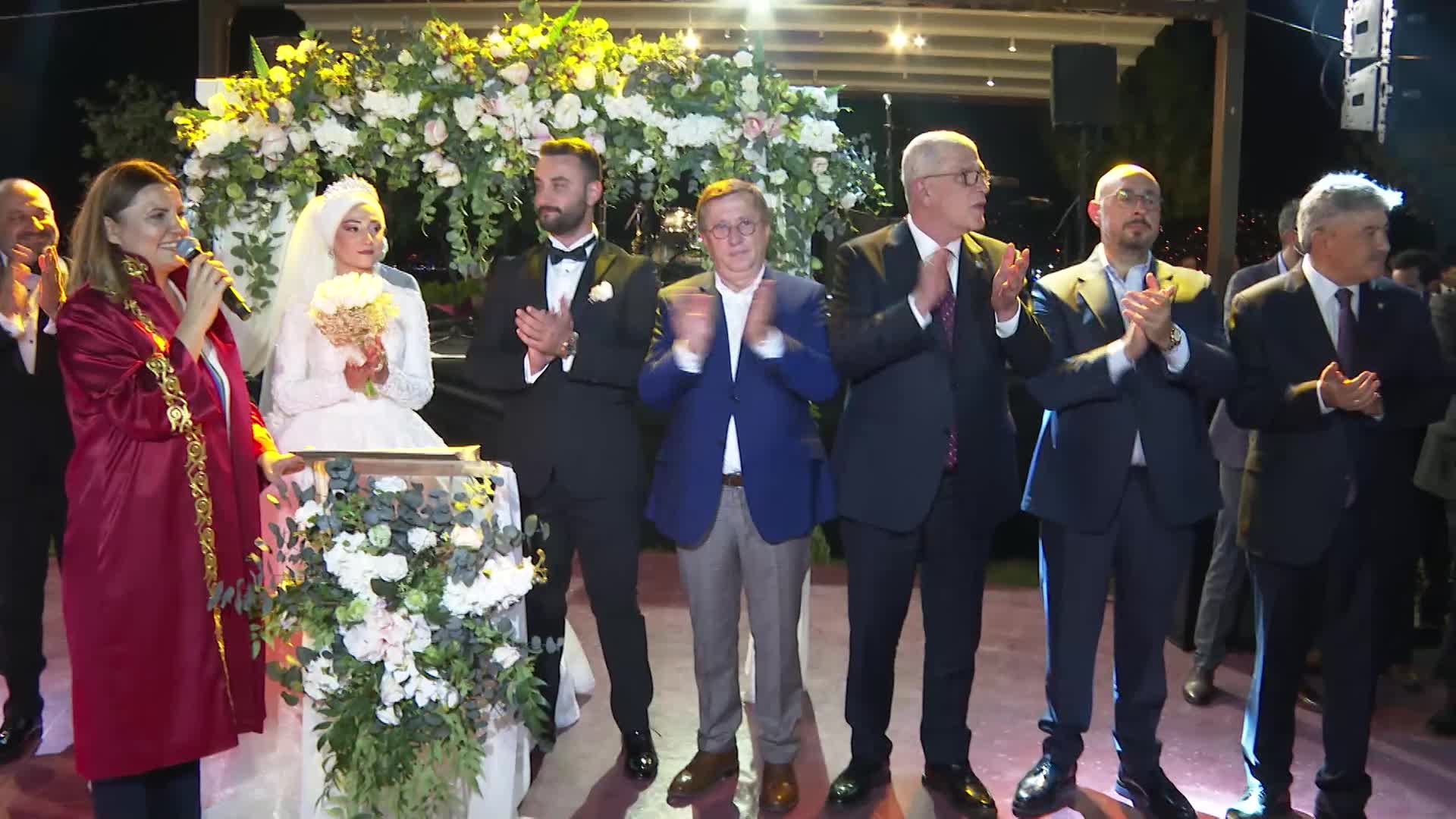 MERAL AKŞENER KOCAELİ'DE DÜĞÜNE KATILDI
