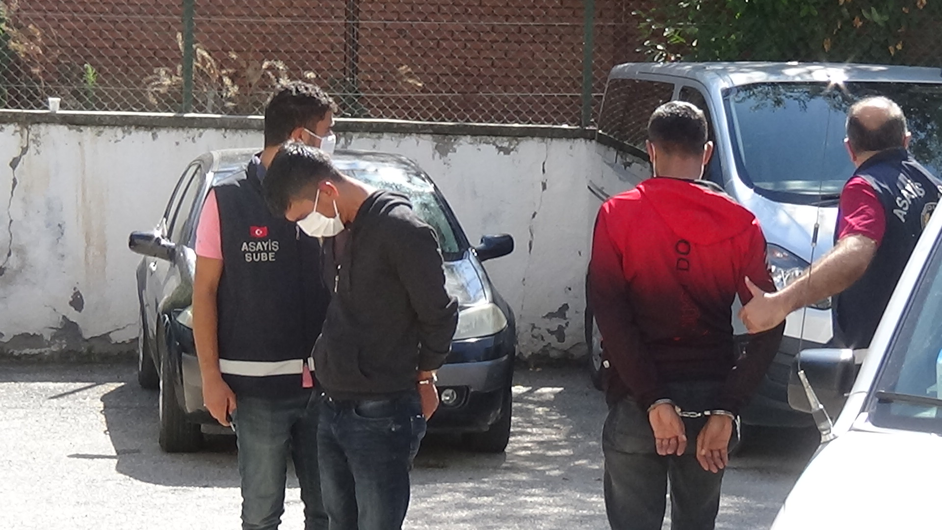TOKAT POLİSİ 2 BİN SAATLİK KAMERA GÖRÜNTÜLERİNİ İZLEDİ, 3 YILDA 6 EVDEN HIRSIZLIK YAPAN 3 KİŞİ YAKALANDI