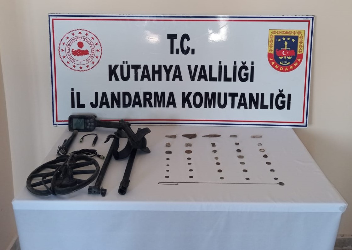 KÜTAHYA'DAKİ SANAYİ SİTESİNDE, 36 PARÇA TARİHİ ESER ELE GEÇİRİLDİ