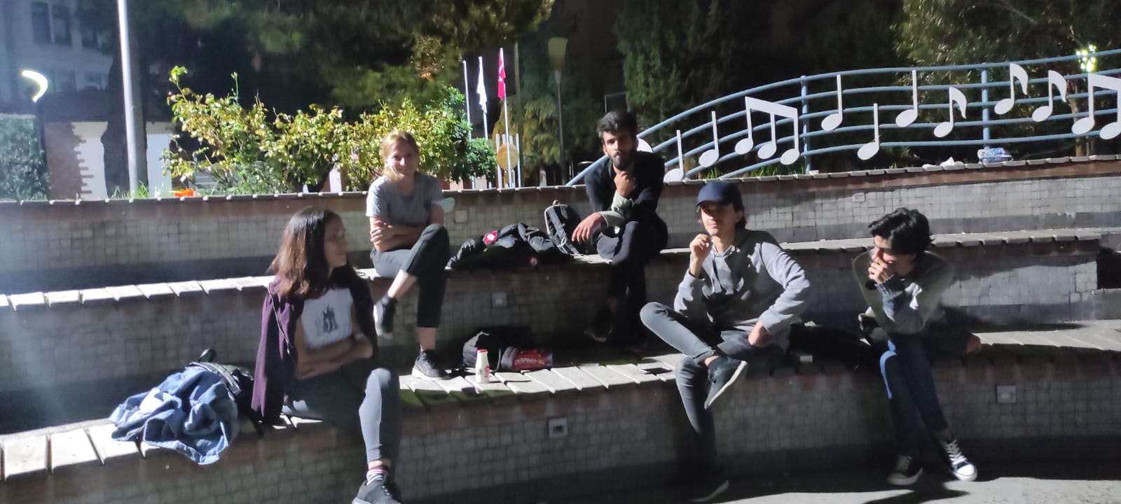 KOCAELİ’DE KALACAK YER BULAMAYAN ÖĞRENCİLER, PARKTA OTURMA EYLEMİ BAŞLATTI