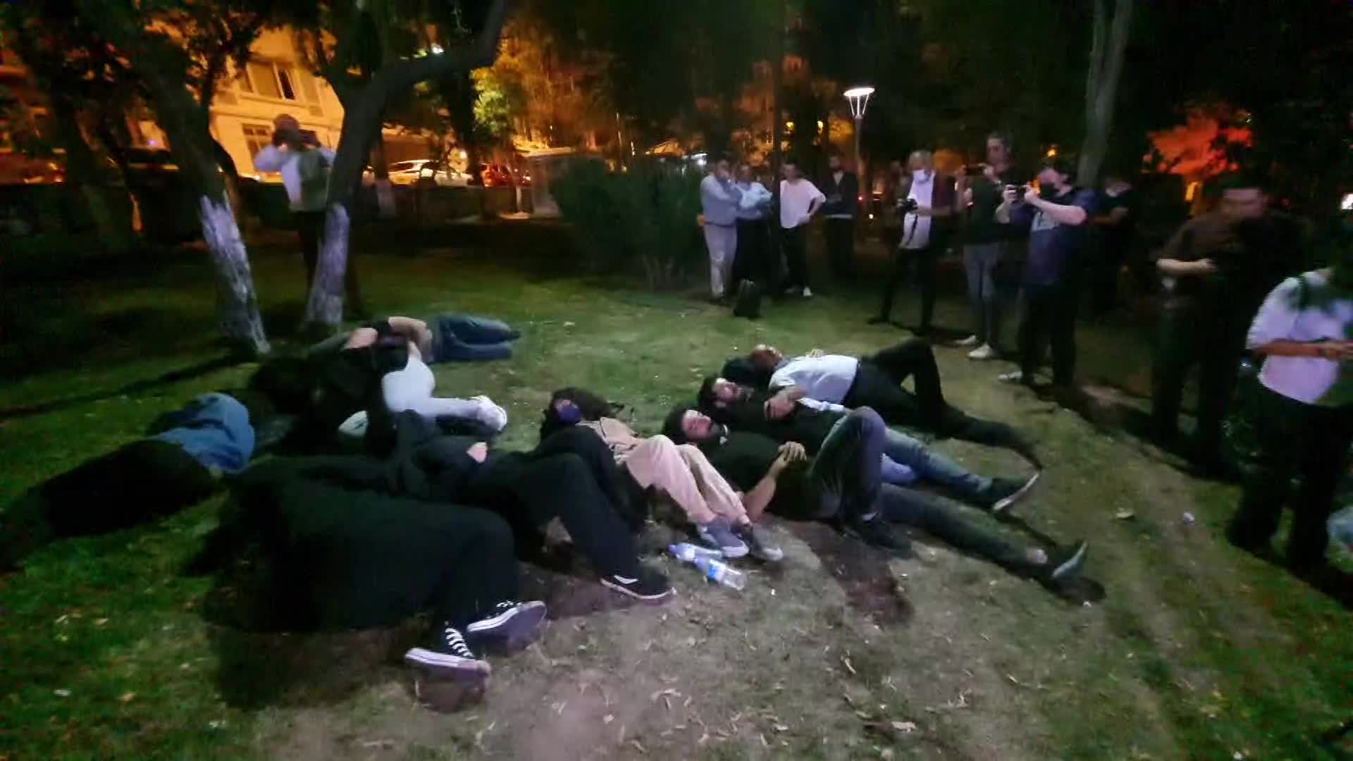 BARINAMAYAN ÜNİVERSİTE ÖĞRENCİLERİ BU GECEYİ DE DIŞARIDA GEÇİRDİ
