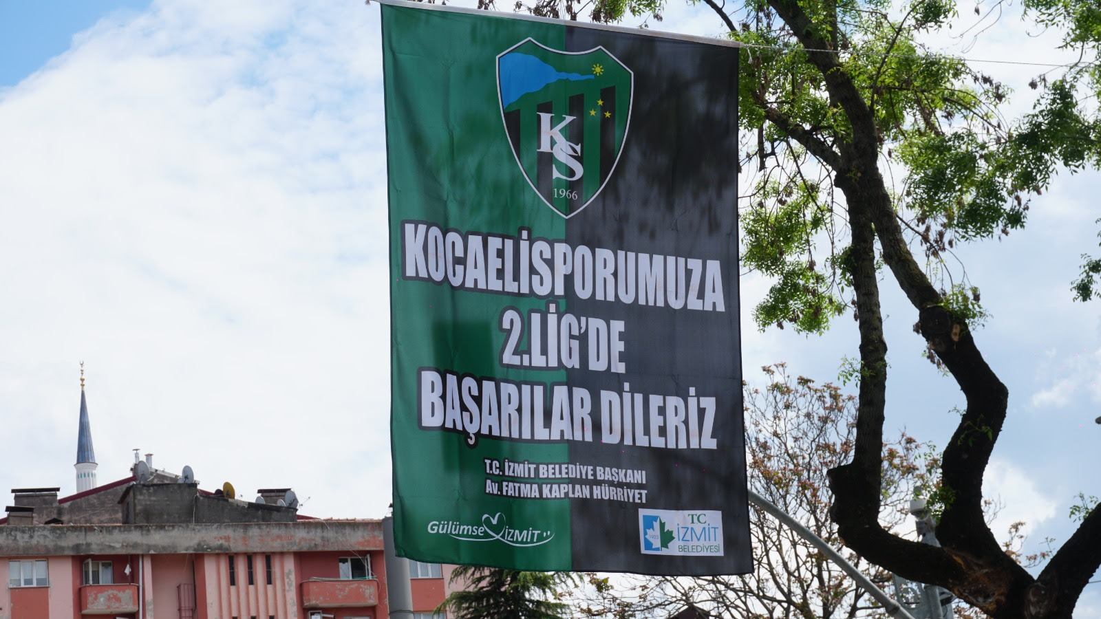 İZMİT BELEDİYE BAŞKANI HÜRRİYET'TEN KOCAELİSPOR'A BAYRAKLI DESTEK