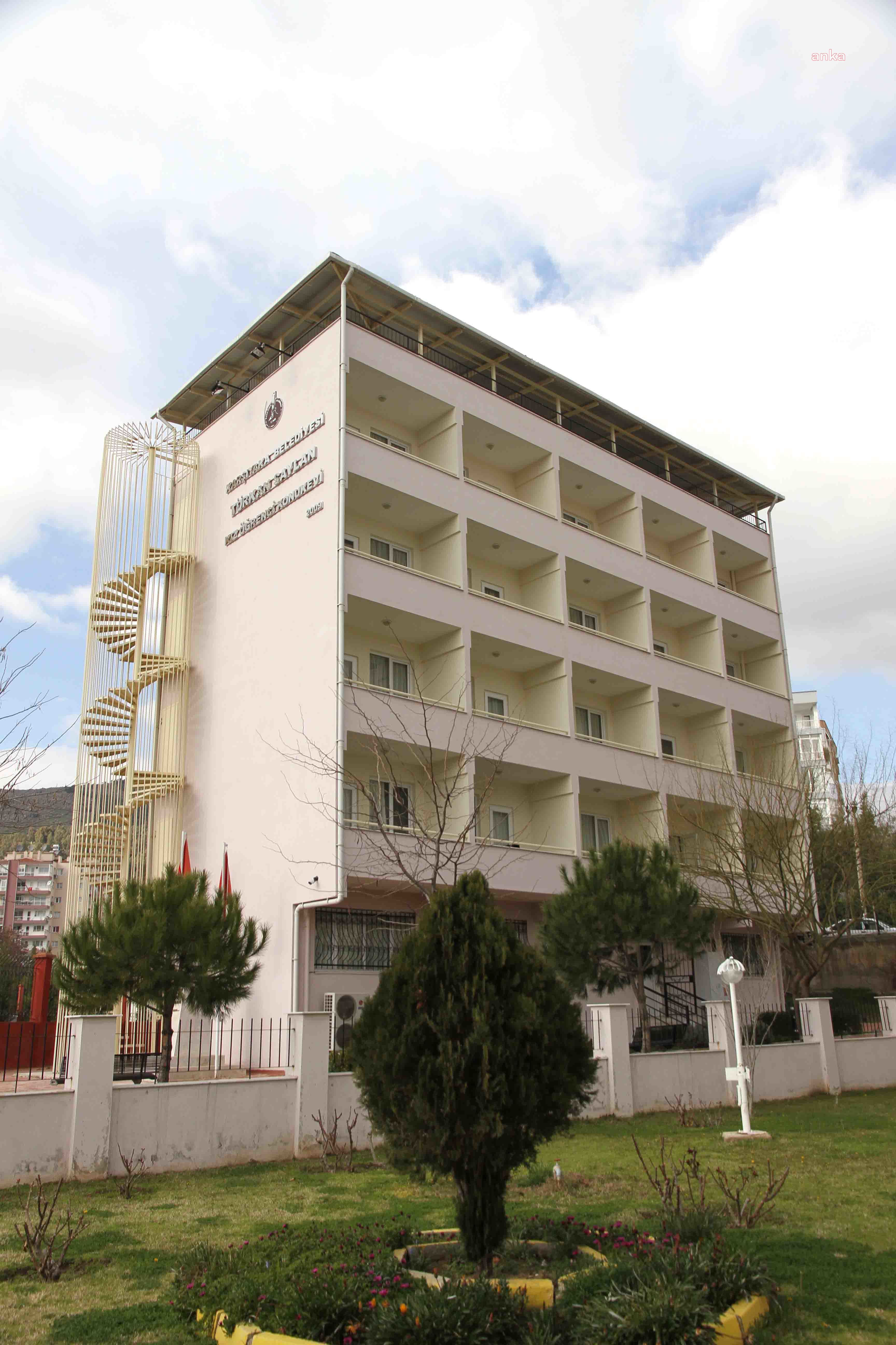 KARŞIYAKA BELEDİYE BAŞKANI TUGAY’DAN “BARINAMAYAN” GENÇLERE DESTEK