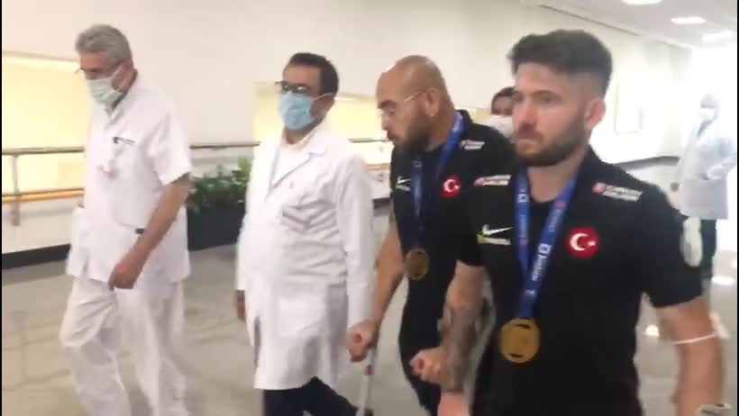 AMPUTE MİLLİ FUTBOL TAKIMINDAN ANKARA ŞEHİR HASTANESİ'NE ANLAMLI ZİYARET: ŞAMPİYONLUK KUPASINI ÇALIŞANLARA ARMAĞAN ETTİLER