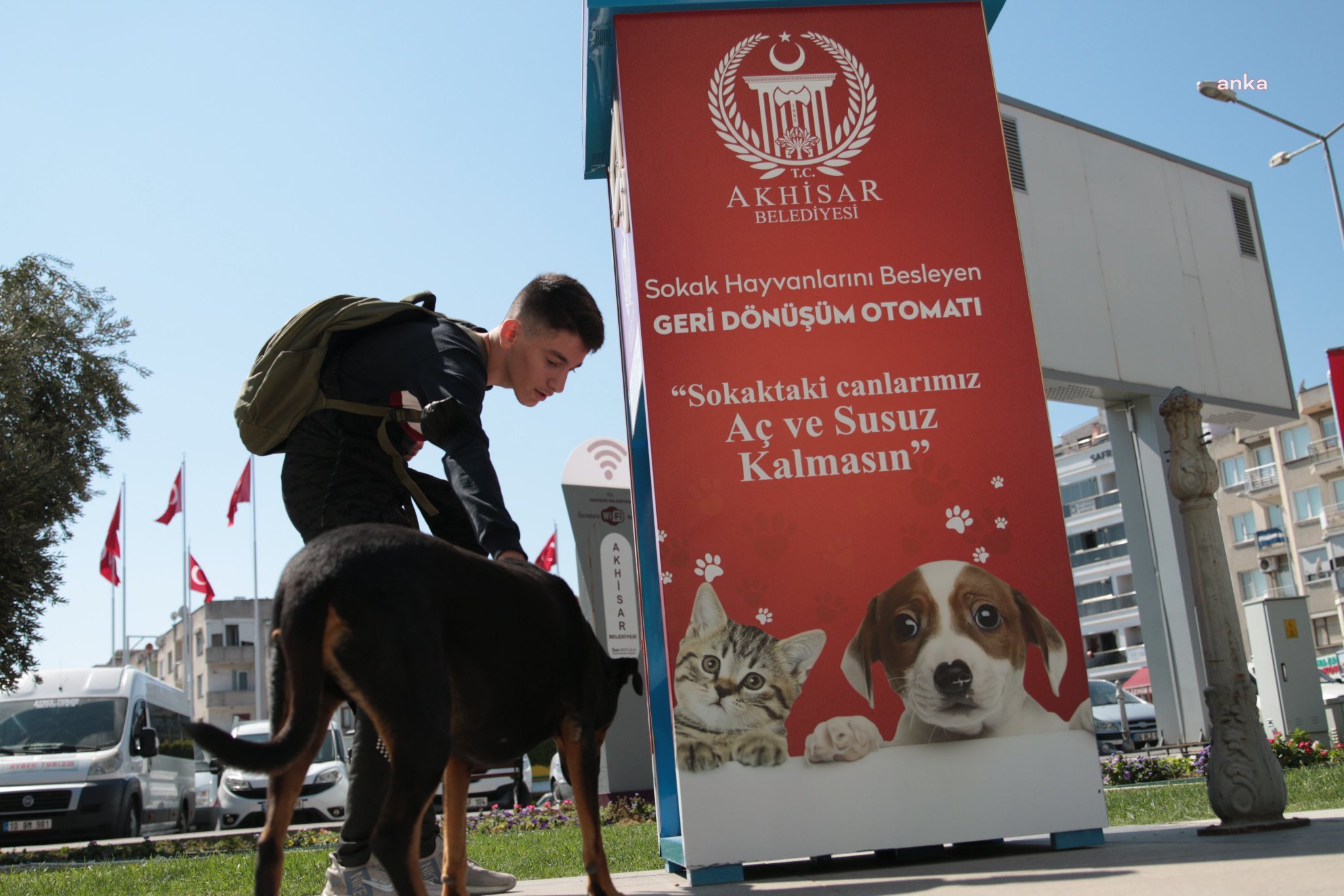 AKHİSAR’DA SOKAK HAYVANLARI ARTIK "MAMAMATİK" İLE BESLENECEK