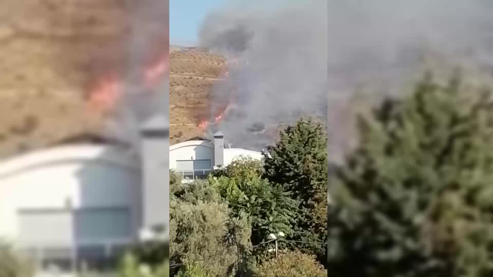 İZMİR'İN EN GÖZDE YERLEŞİM BÖLGESİNDE KORKUTAN YANGIN