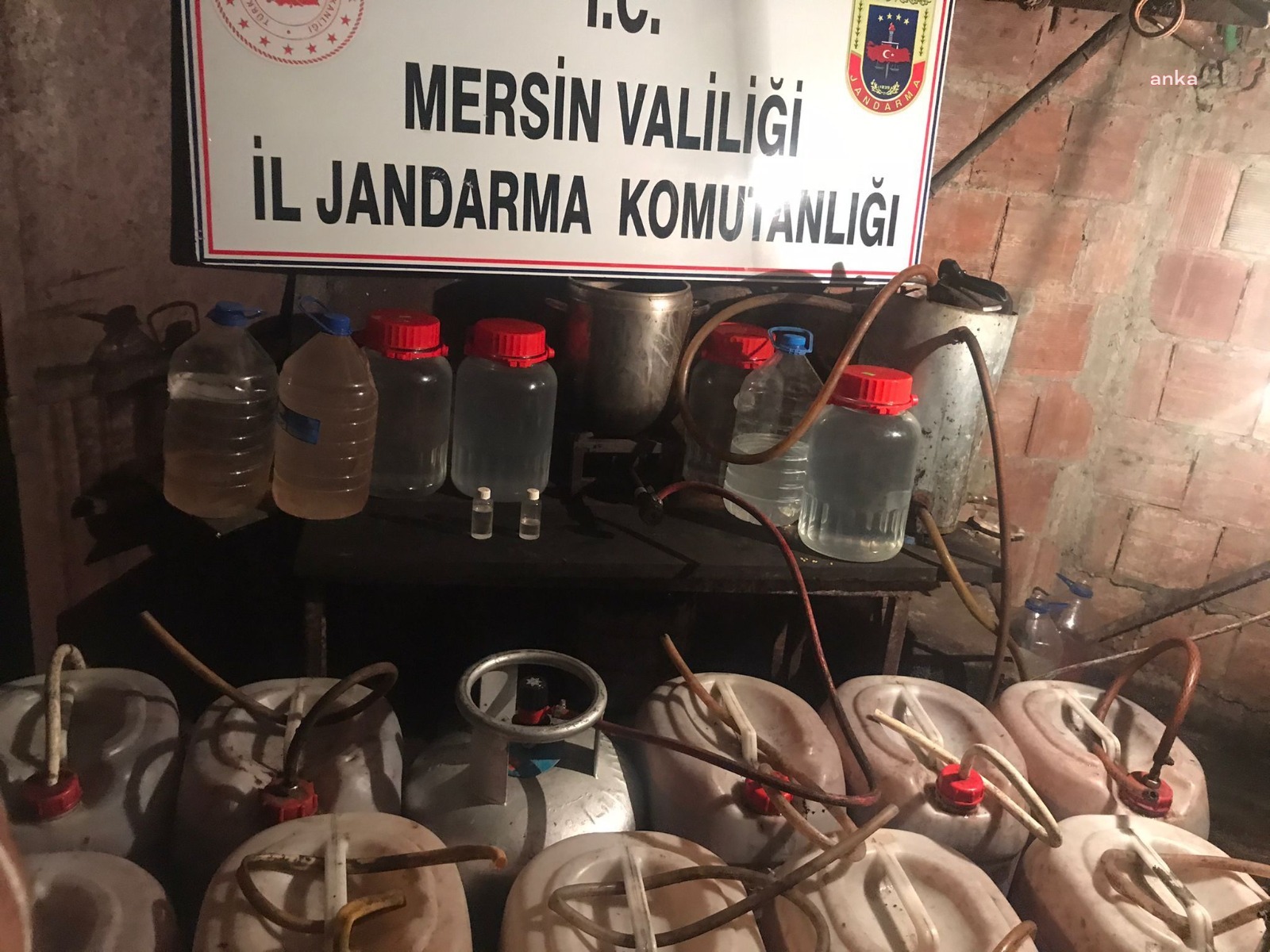 MERSİN'DE 336 LİTRE SAHTE ALKOL ELE GEÇİRİLDİ