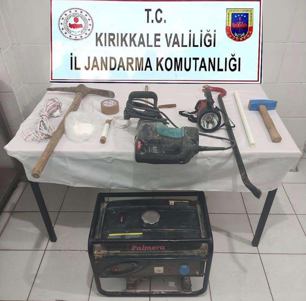 KIRIKKALE’DE 2 ŞÜPHELİ KAZI YAPARKEN YAKALANDI