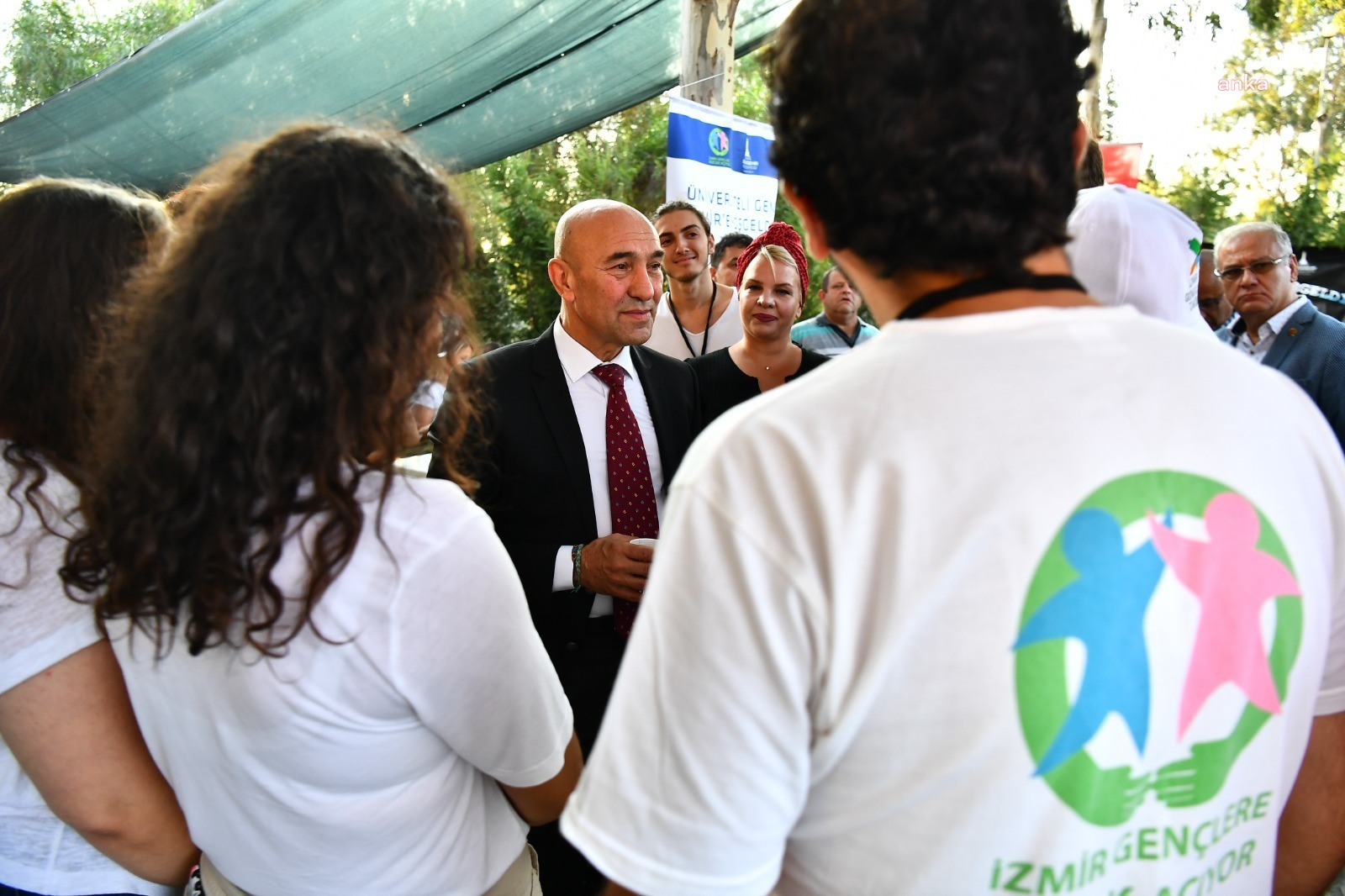 İZMİR GENÇLERE KUCAK AÇIYOR