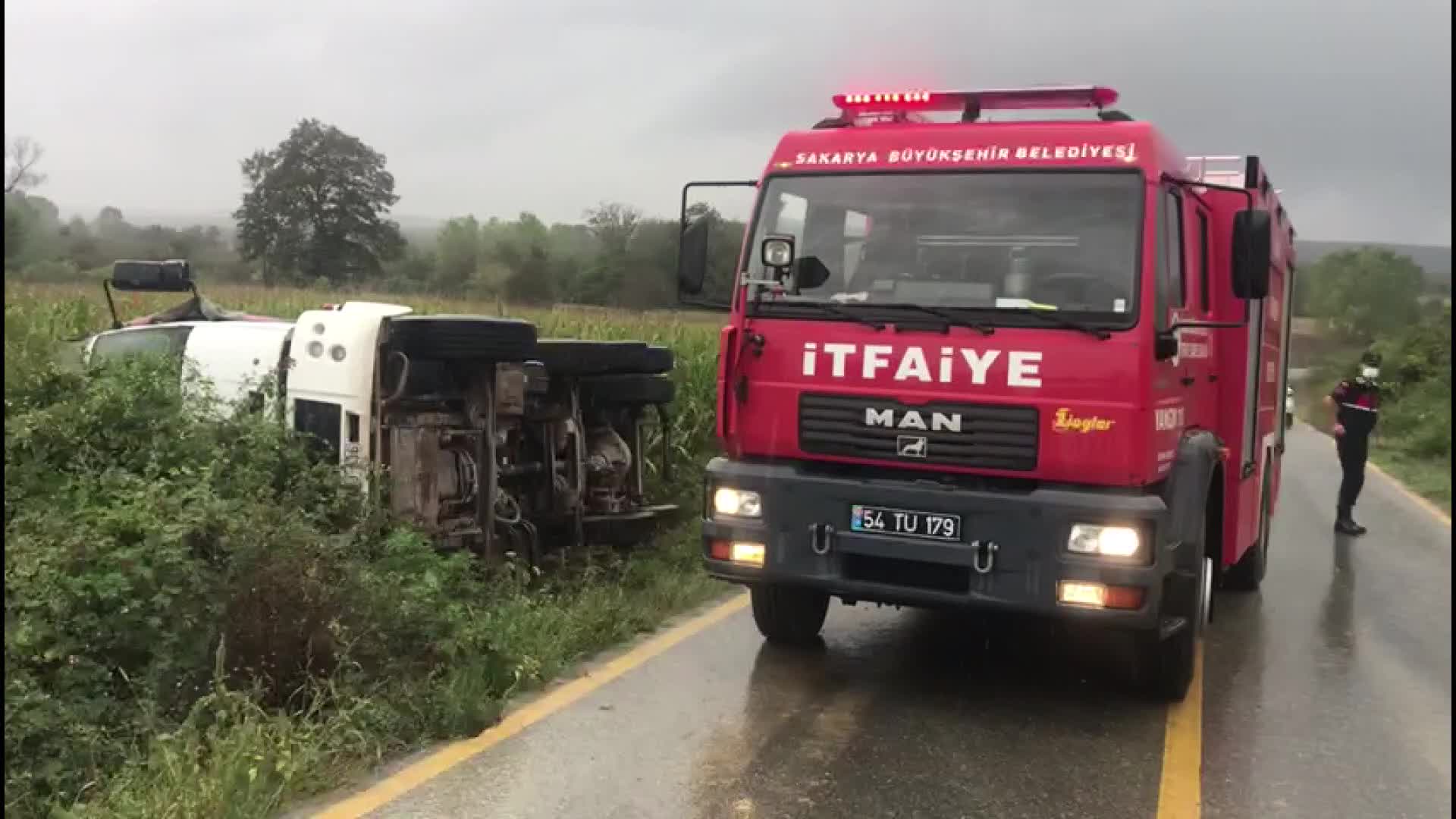 KERESTE YÜKLÜ KAMYON DEVRİLDİ, SÜRÜCÜSÜ SIKIŞTIĞI YERDEN KURTARILDI