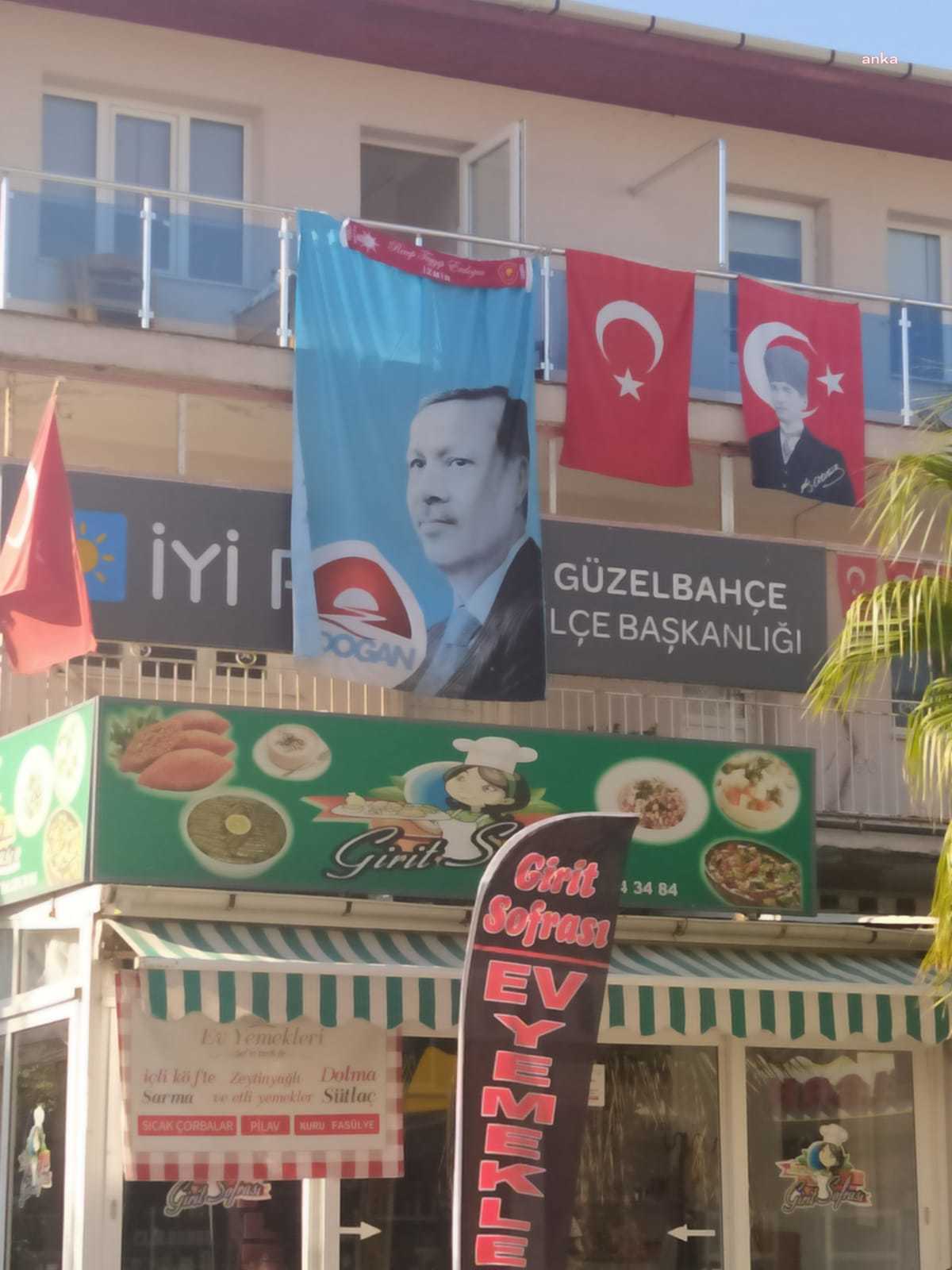 İYİ PARTİ GÜZELBAHÇE İLÇE BAŞKANLIĞI'NIN TABELASI ERDOĞAN POSTERİYLE KAPATILDI