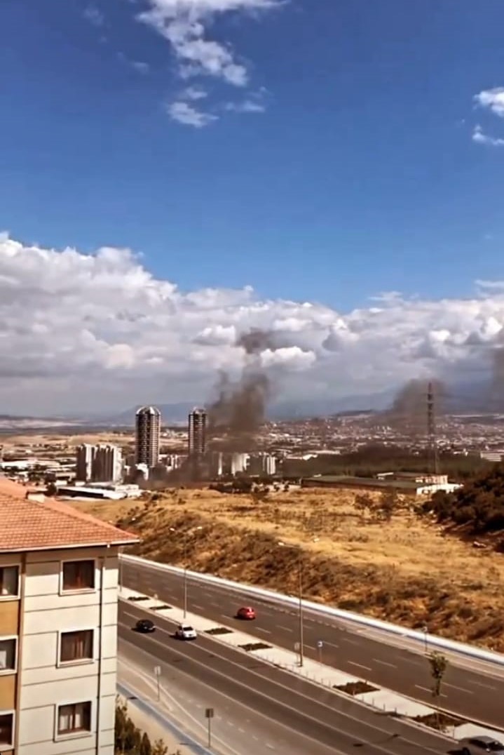 DENİZLİ’DE KURUYEMİŞ FABRİKASINDAKİ YANGINDA 1 İŞÇİ YARALANDI, YANGIN KONTROL ALTINA ALINDI