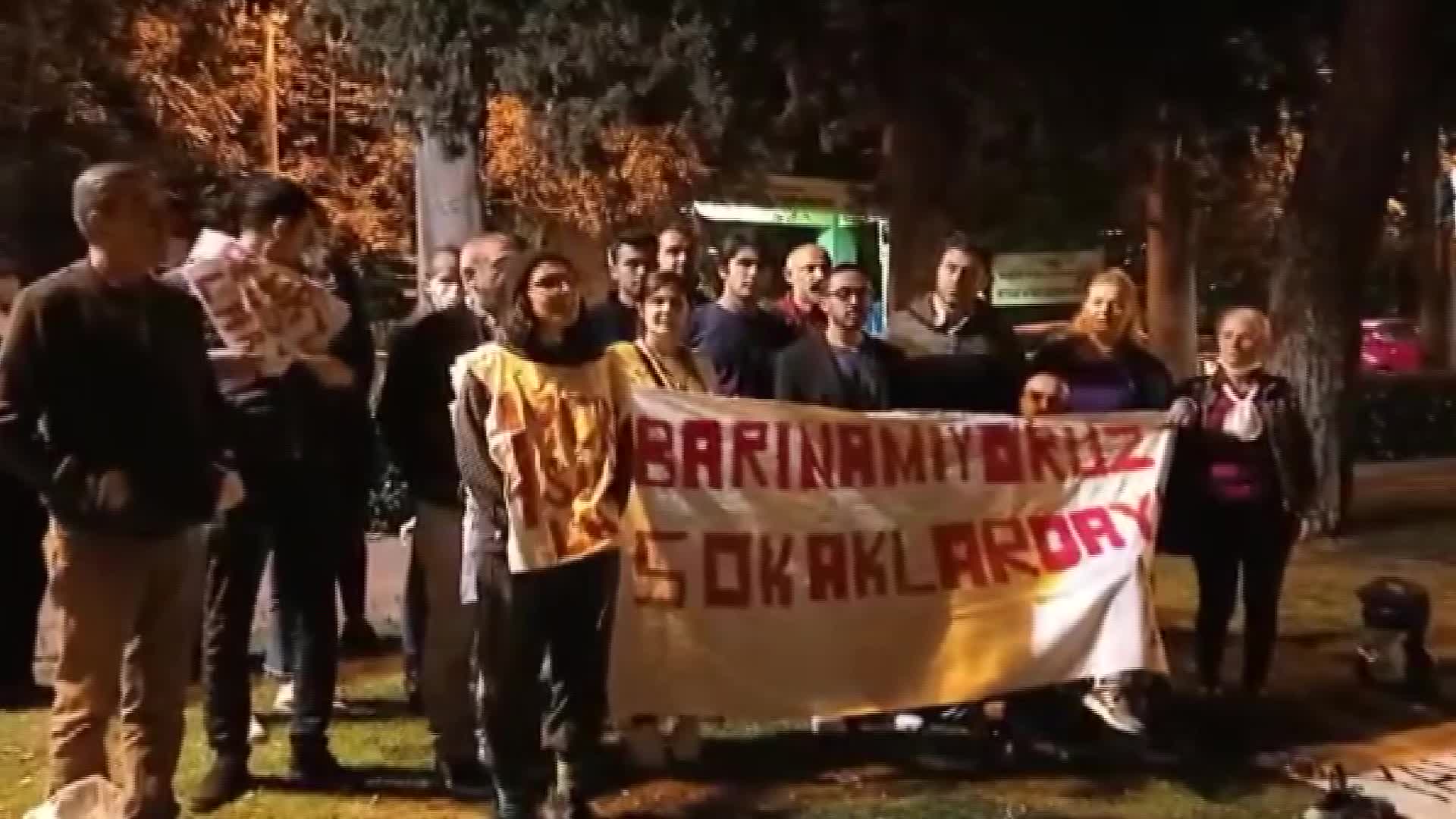 İZMİRLİ ÖĞRENCİLERDEN ŞARKILI TEPKİ: "YAĞMURDA, KARDA, SUDA ELİN BUCA'SINDA KALALUM"