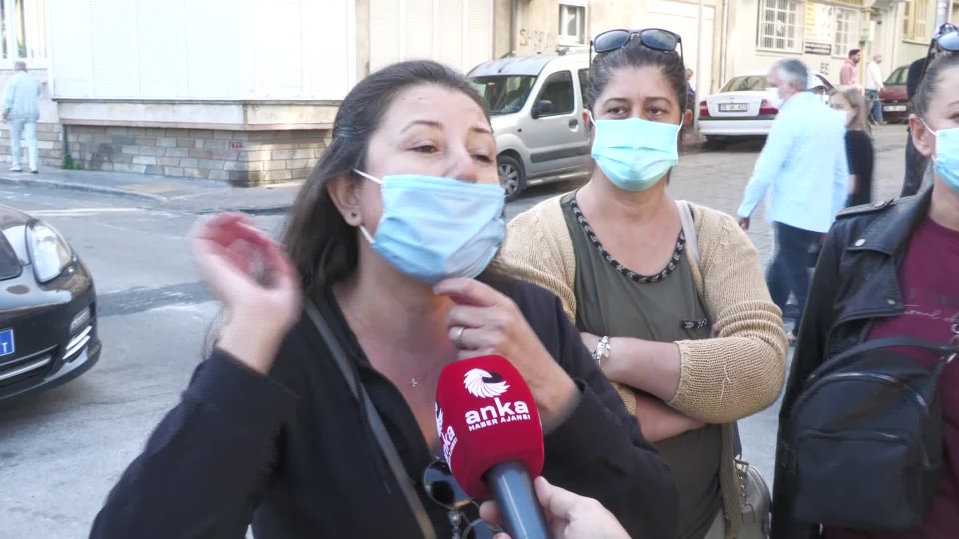 İZMİR'DE 92 YILLIK OKULUN YIKIMINA BAŞLANDI, MAHALLELİ ALKIŞLARLA PROTESTO ETTİ: “İÇİMİZ YANIYOR”