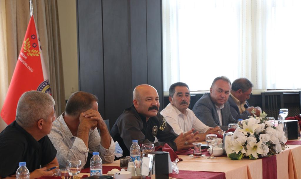 IĞDIR EMNİYET MÜDÜRÜ YONCA’DAN MUHTARLARA: “ÖĞRENCİLERE EV BULUNMASI İÇİN YARDIMCI OLMALISINIZ”