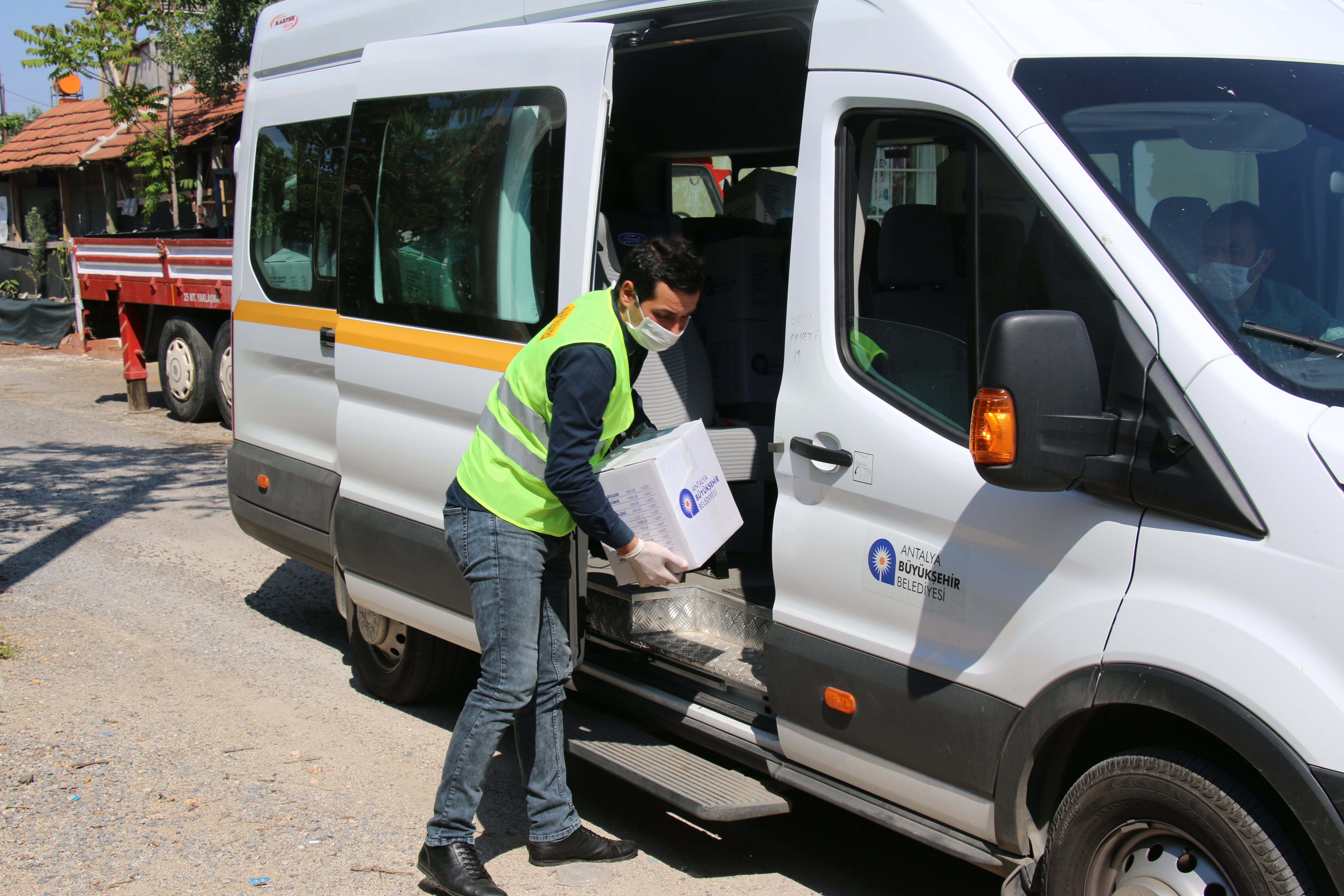 ANTALYA BÜYÜKŞEHİR, KAPI KAPI DOLAŞIP GIDA YARDIMI YAPIYOR