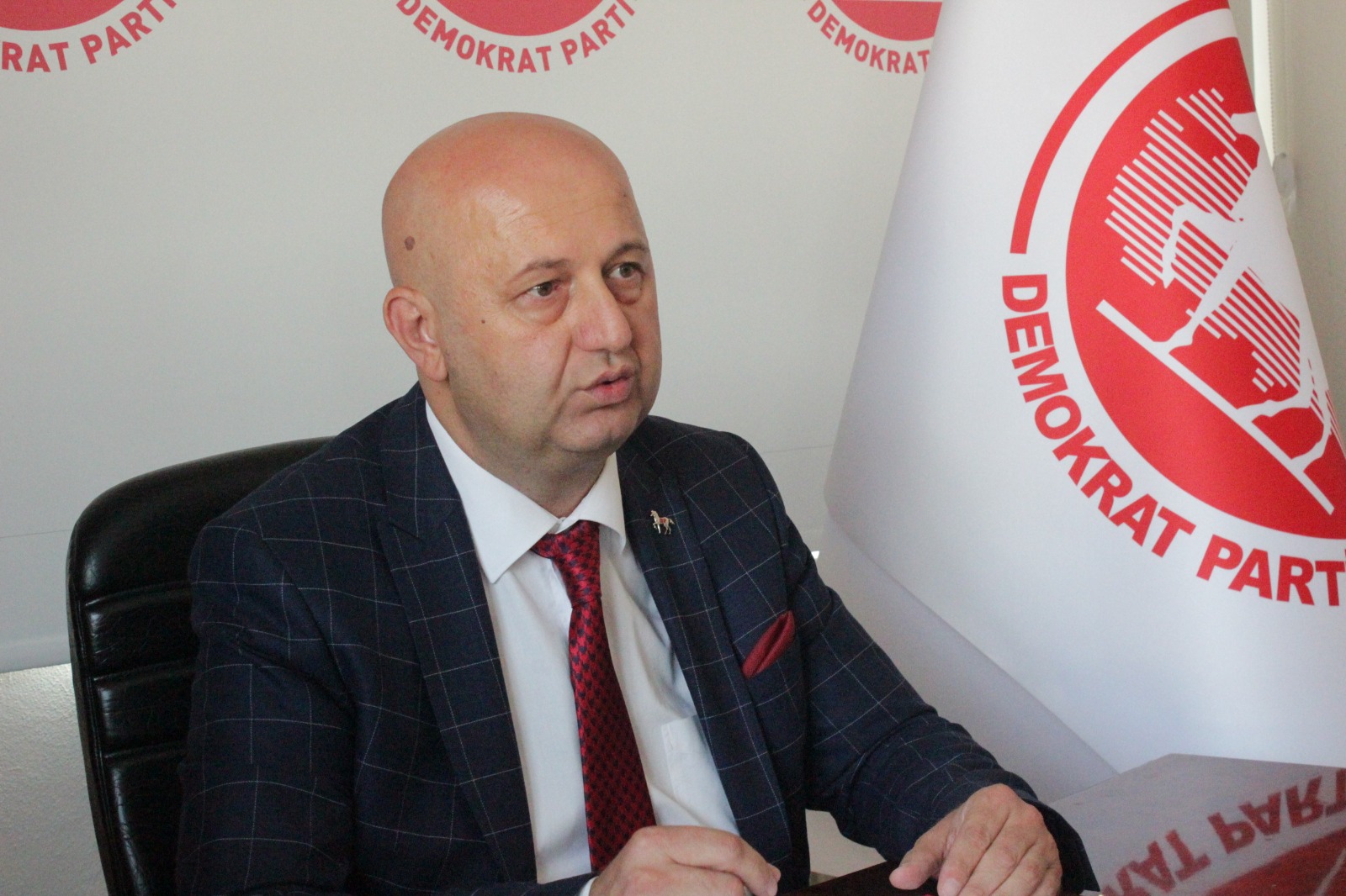 DEMOKRAT PARTİ KOCAELİ İL BAŞKANI NAZLIGÜL: "ÖĞRENCİLER ARABADA YATIYOR"