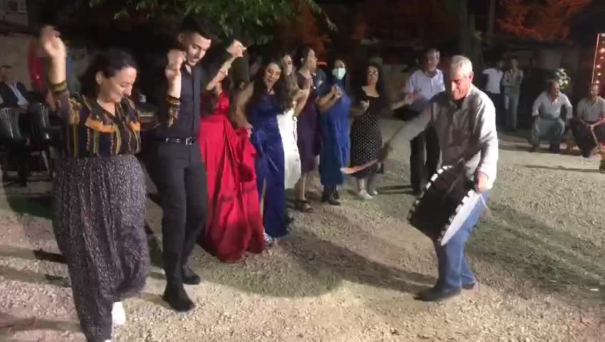 CHP'Lİ ŞEVKİN ŞALVAR GİYİP HALAY ÇEKTİ