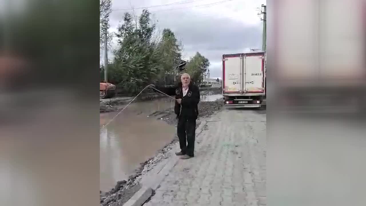 KARS'LI ESNAF, YOLDA BİRİKEN SUDA BALIK TUTMAYA ÇALIŞTI