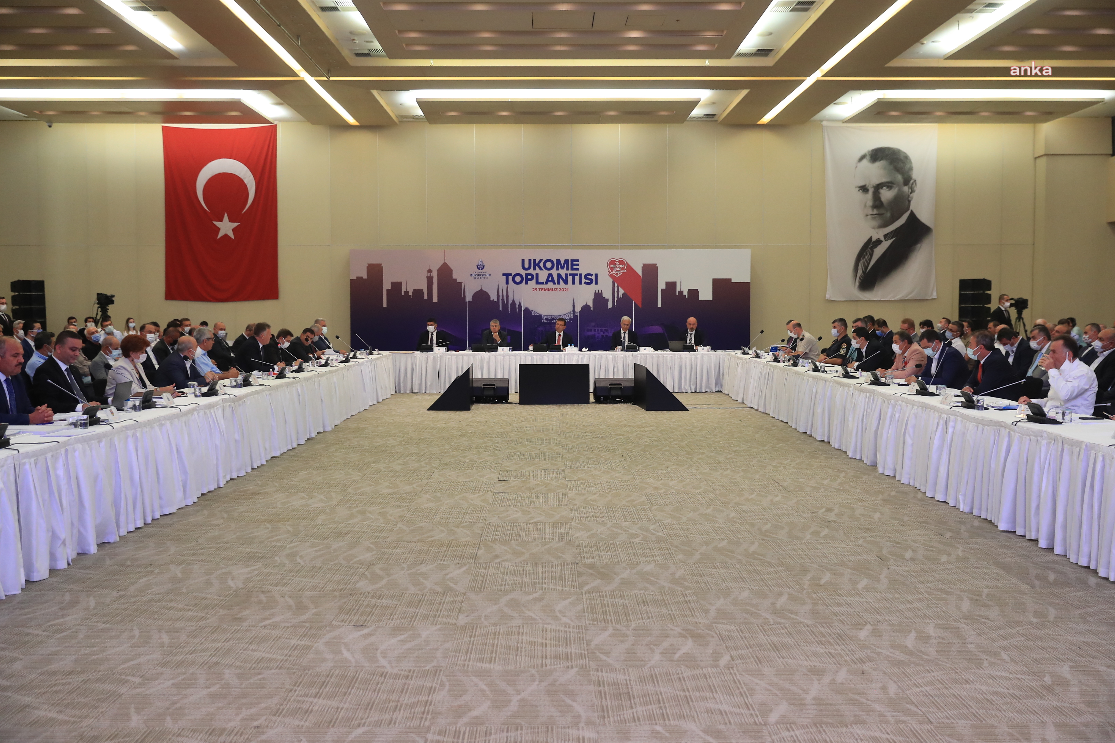 İSTANBUL'DA DOLMUŞ VE MİNİBÜSLERİN TAKSİYE DÖNÜŞÜMÜ BAŞLADI: BİN YENİ TAKSİ GELİYOR