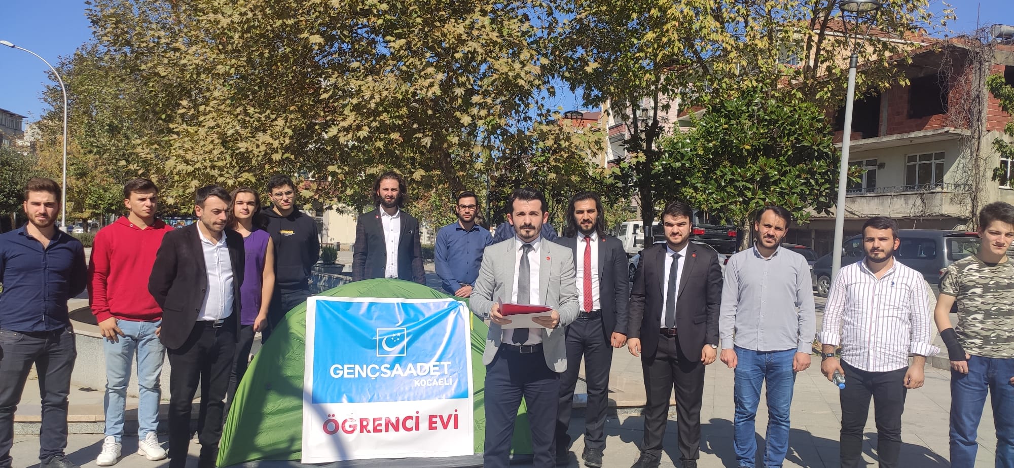 SAADET PARTİLİ GENÇLERDEN BARINMA EYLEMİ: OKUMAYALIM MI?