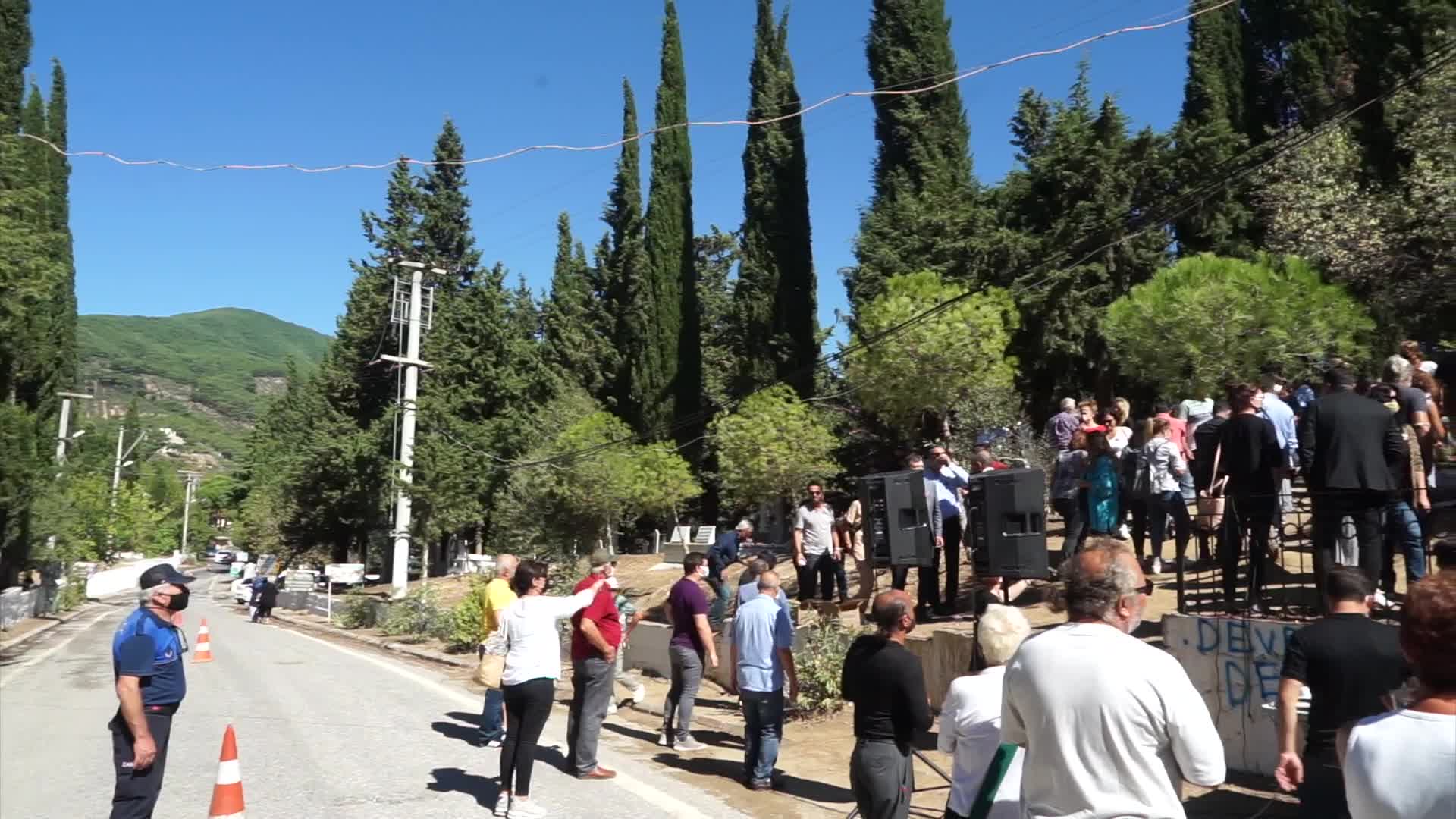 SANATÇI TUNCEL KURTİZ, ÖLÜMÜNÜN 8. YILINDA EDREMİT'TEKİ MEZARI BAŞINDA ANILDI