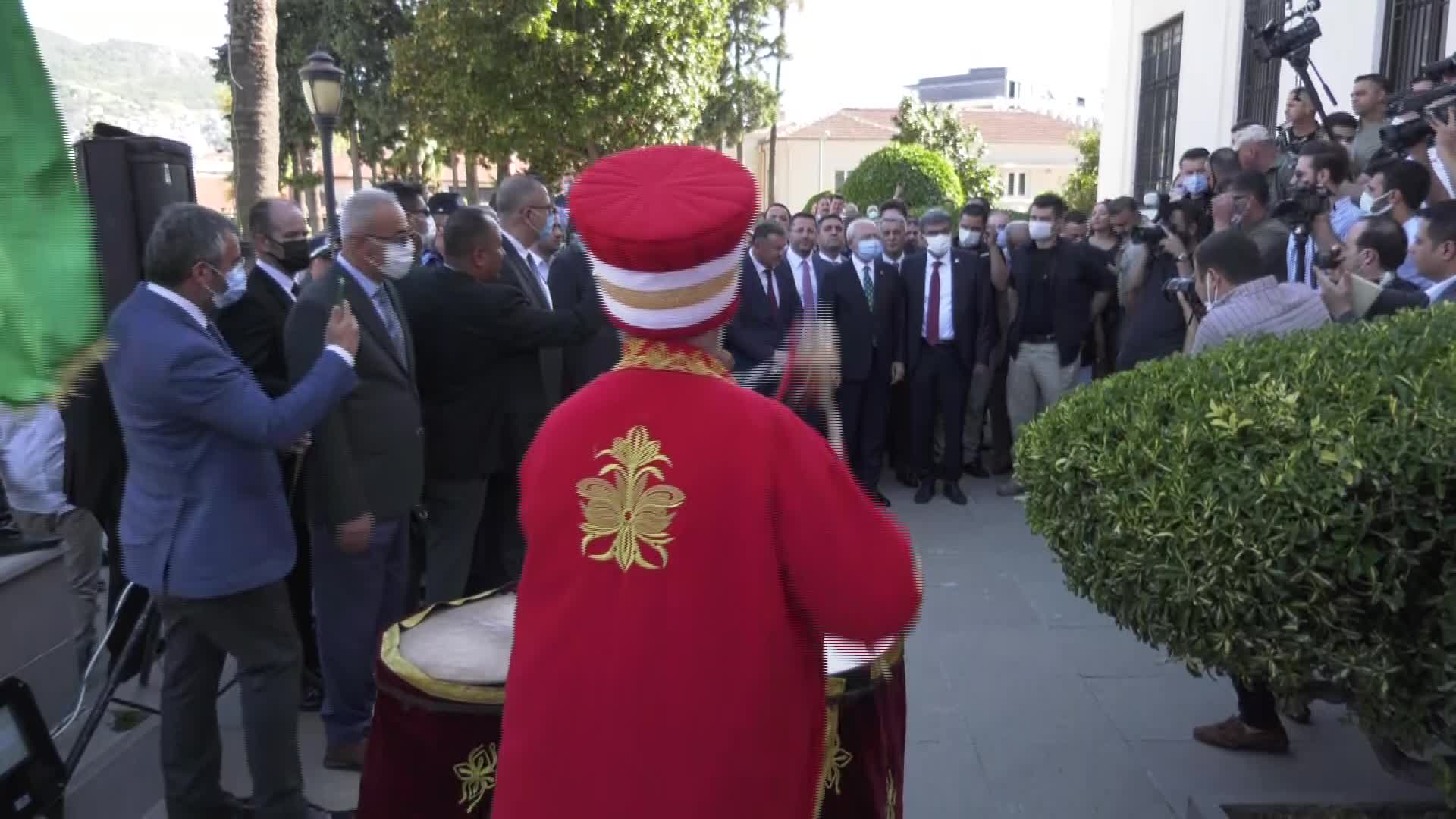 KILIÇDAROĞLU, HATAY BÜYÜKŞEHİR BELEDİYESİ'NİN ÖNÜNDE MEHTER TAKIMIYLA KARŞILANDI