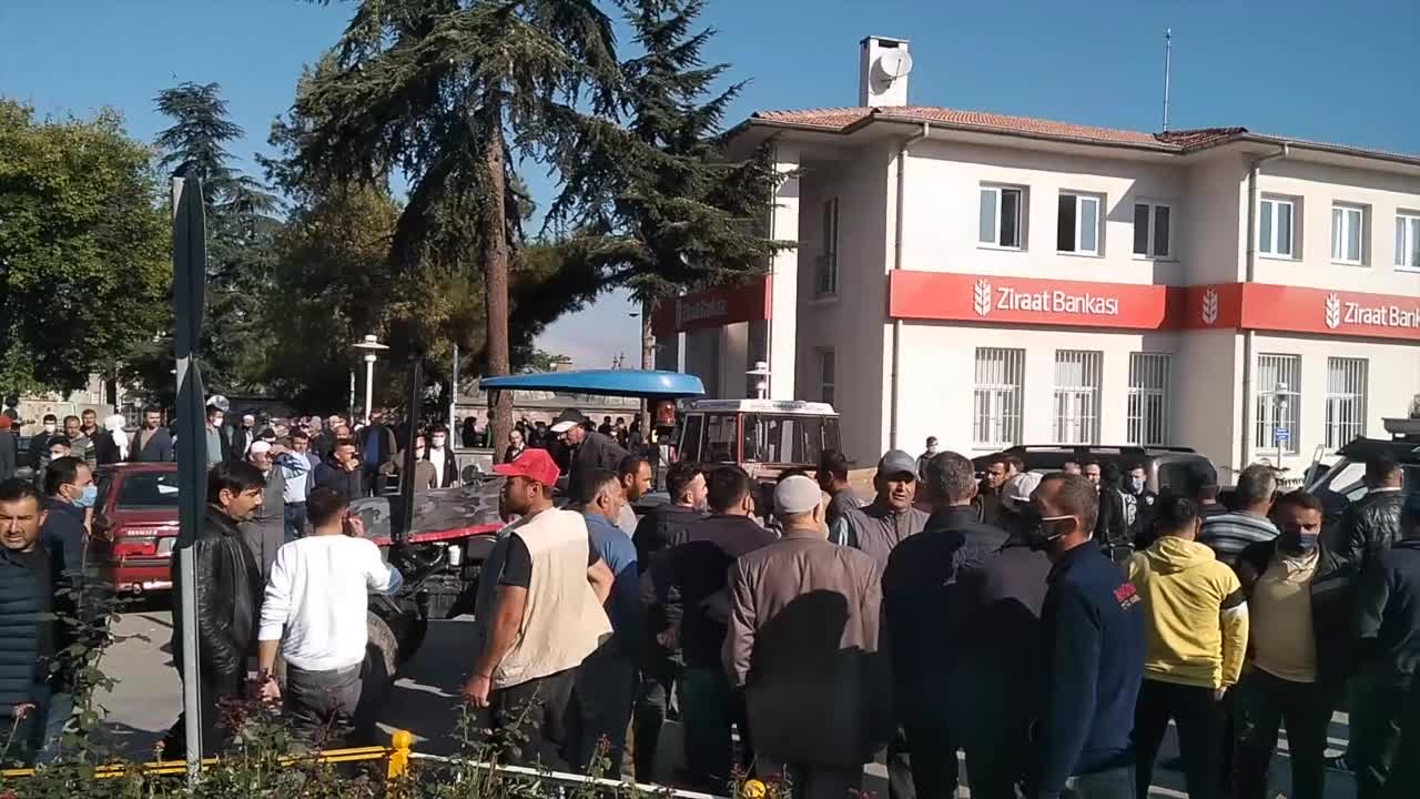 SAMSUN VEZİRKÖPRÜ'DE ÖFKELİ HALK, BELEDİYE BİNASINA SALDIRDI, BAŞKANIN MAKAM ODASININ CAMLARI KIRILDI