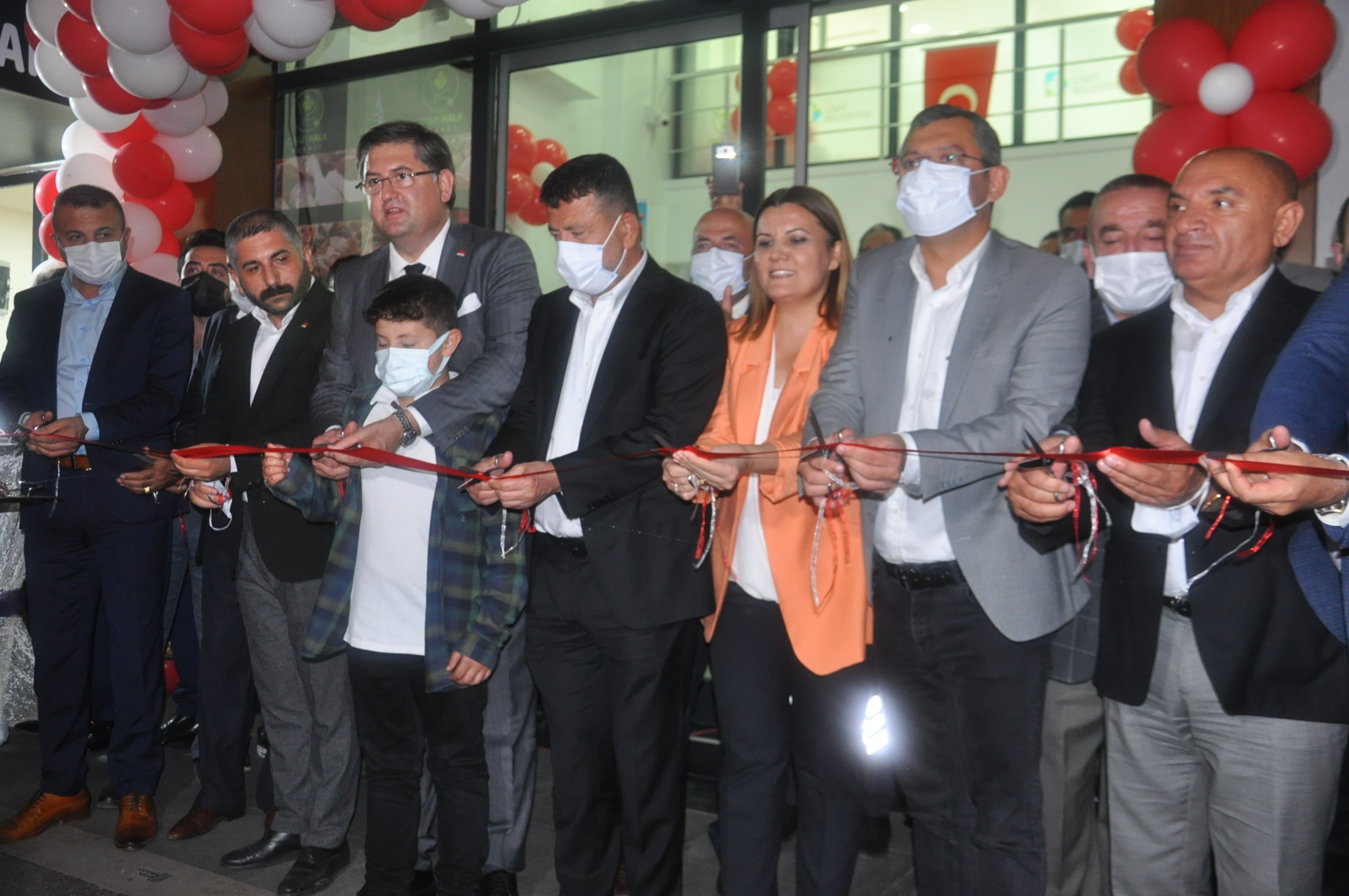 VELİ AĞBABA: BİRİLERİ 3-5 MAAŞ ALIRKEN KİMİLERİ EVİNE EKMEK GÖTÜREMİYOR