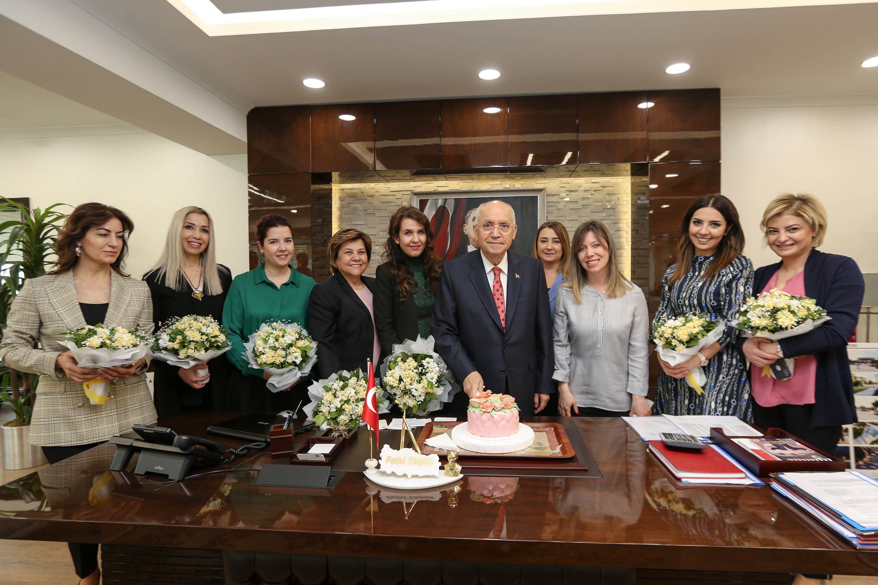YENİMAHALLE BELEDİYE BAŞKANI YAŞAR, KADIN BÜROKRATLARI İLE BULUŞTU
