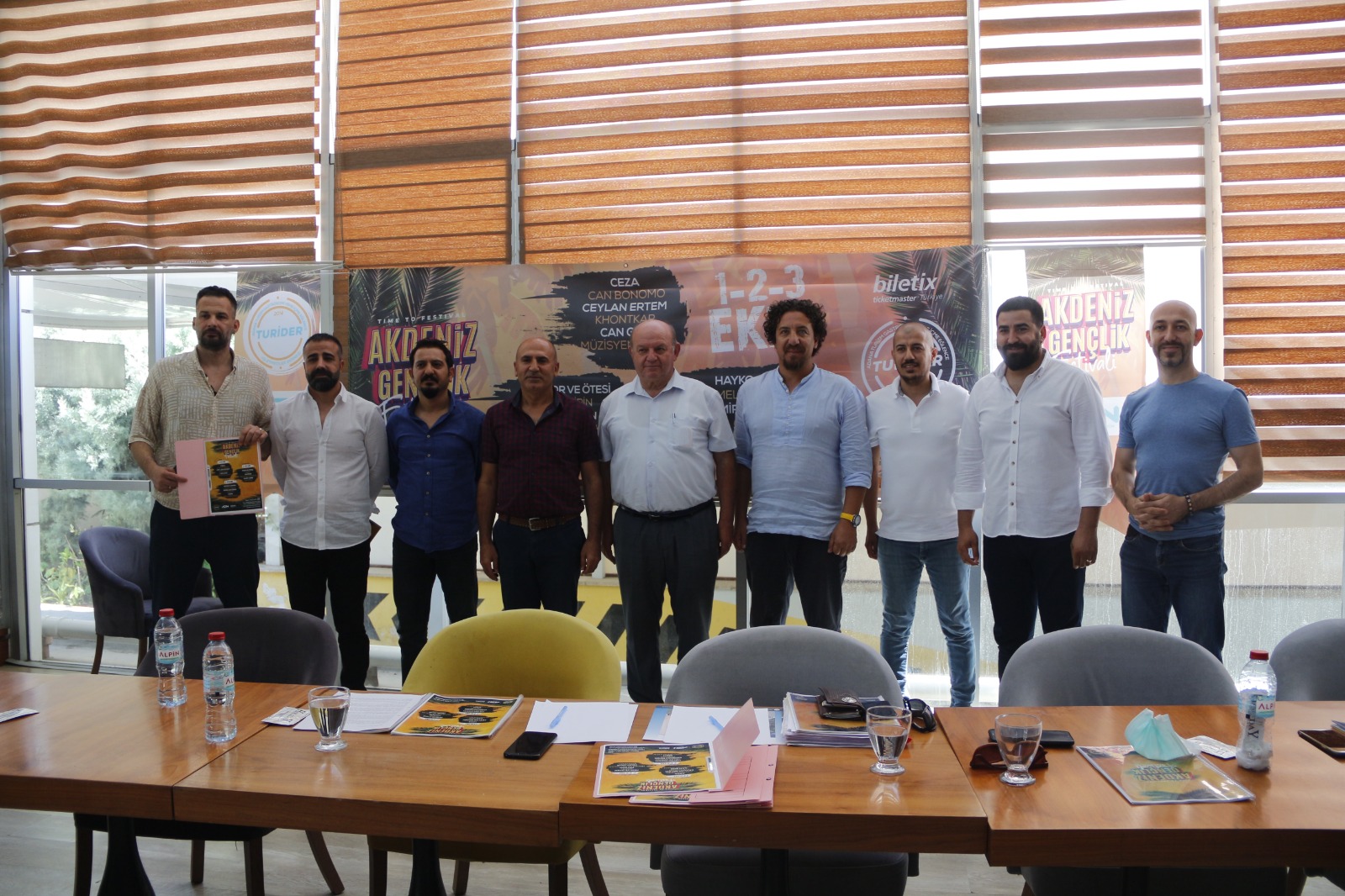 ADANA'DA HALUK LEVENT VE RUS KIZILORDU KOROSU KONSERİ