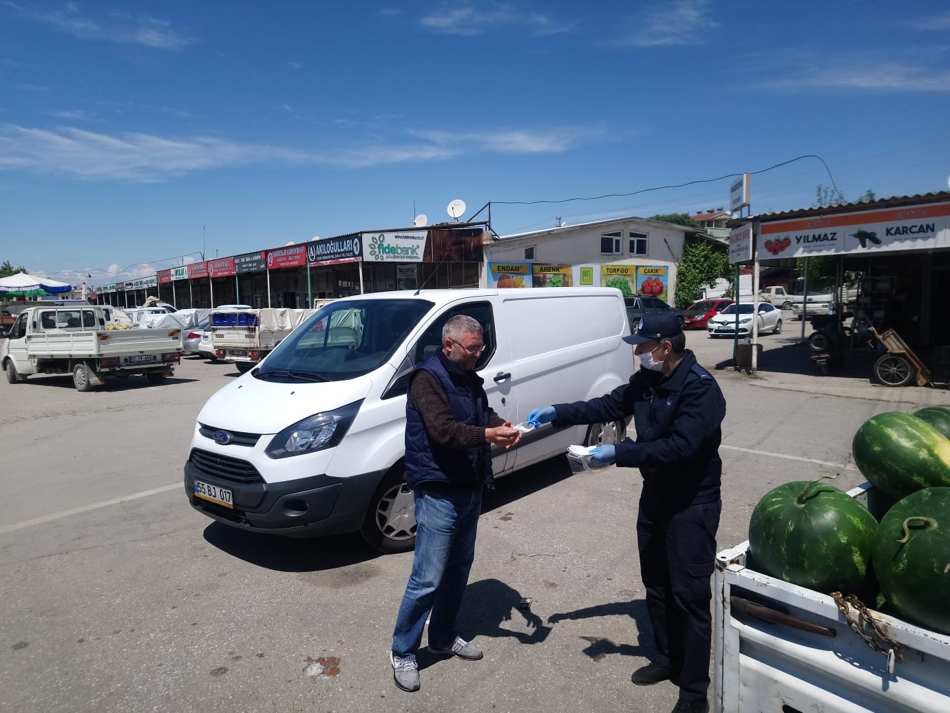 ANTALYA BÜYÜKŞEHİR, ÇANDIR HALİ'NDE ÜRETİCİYE MASKE DAĞITTI