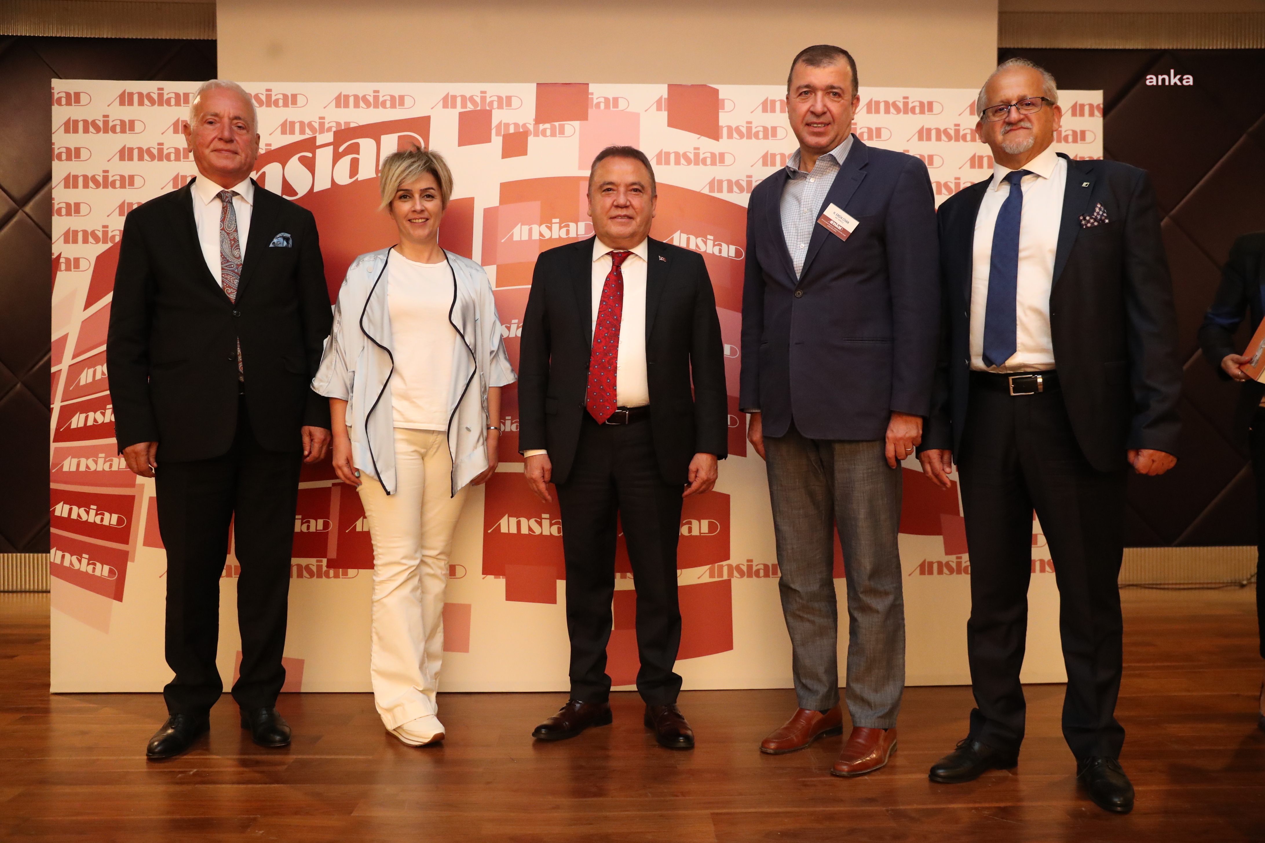 MUHİTTİN BÖCEK, İŞ İNSANLARI İLE BULUŞMASINDA KONUŞTU: “30 AYDA 30 PROJE YAPTIK”