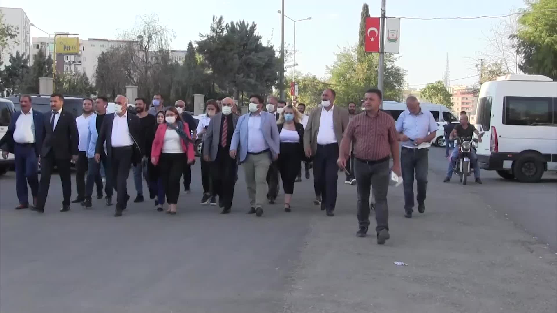 CHP'Lİ KARACA'DAN ŞANLIURFA'DA ADALET NÖBETİ TUTAN ANNEYE DESTEK ZİYARETİ