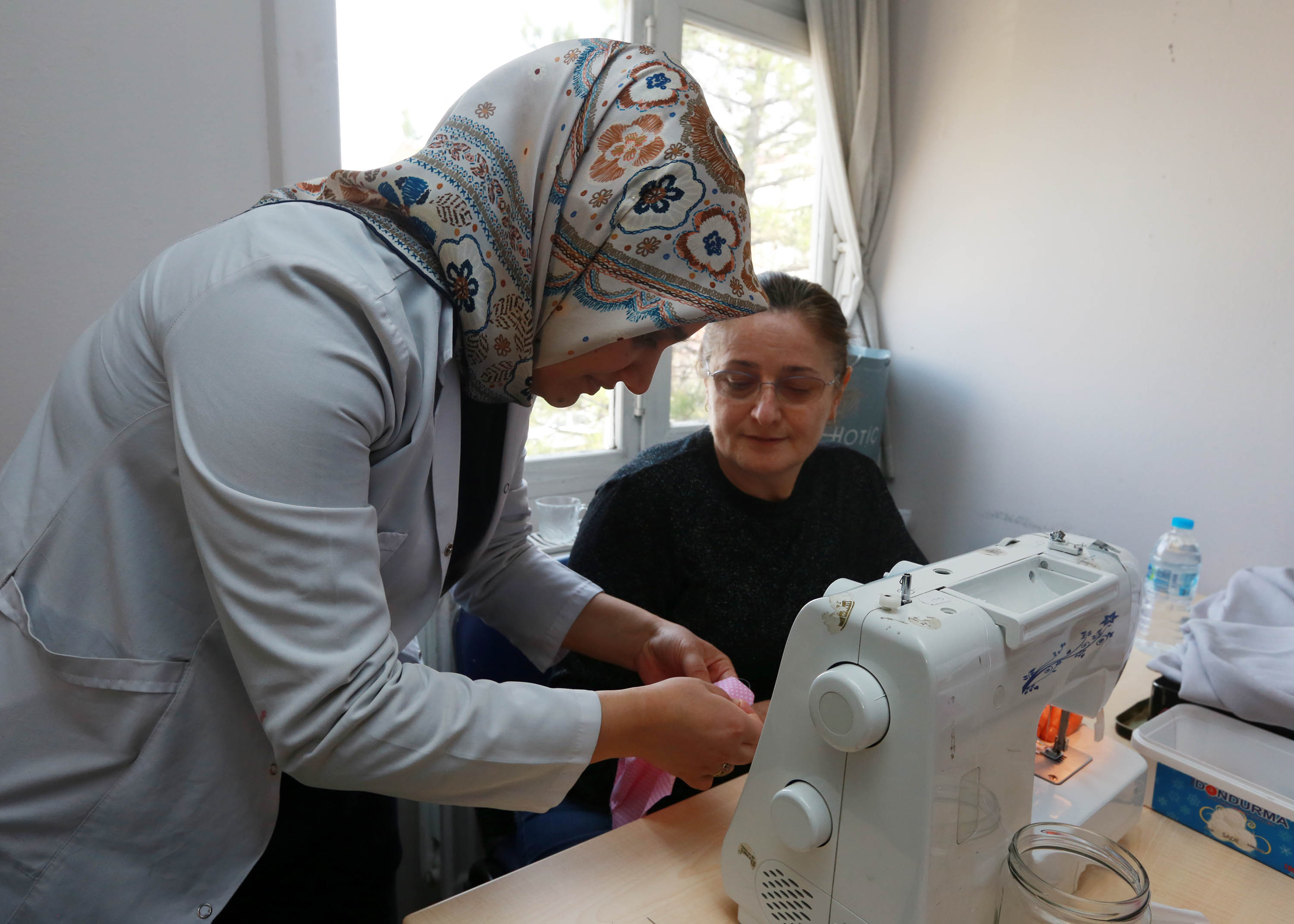 YENİMAHALLE BELEDİYESİ KURSİYERLERİ, KENDİ MASKELERİNİ ÜRETİYOR