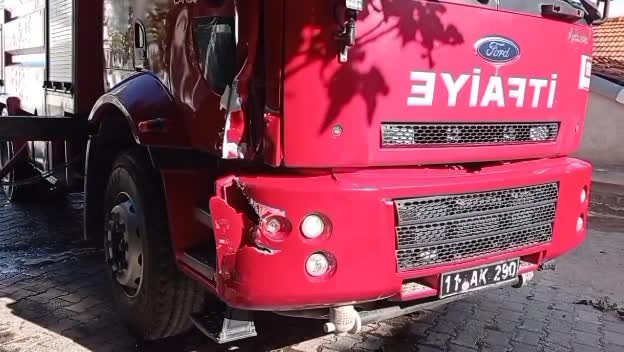 YANGINA GİDEN İTFAİYE, ZİNCİRLEME KAZAYA KARIŞTI