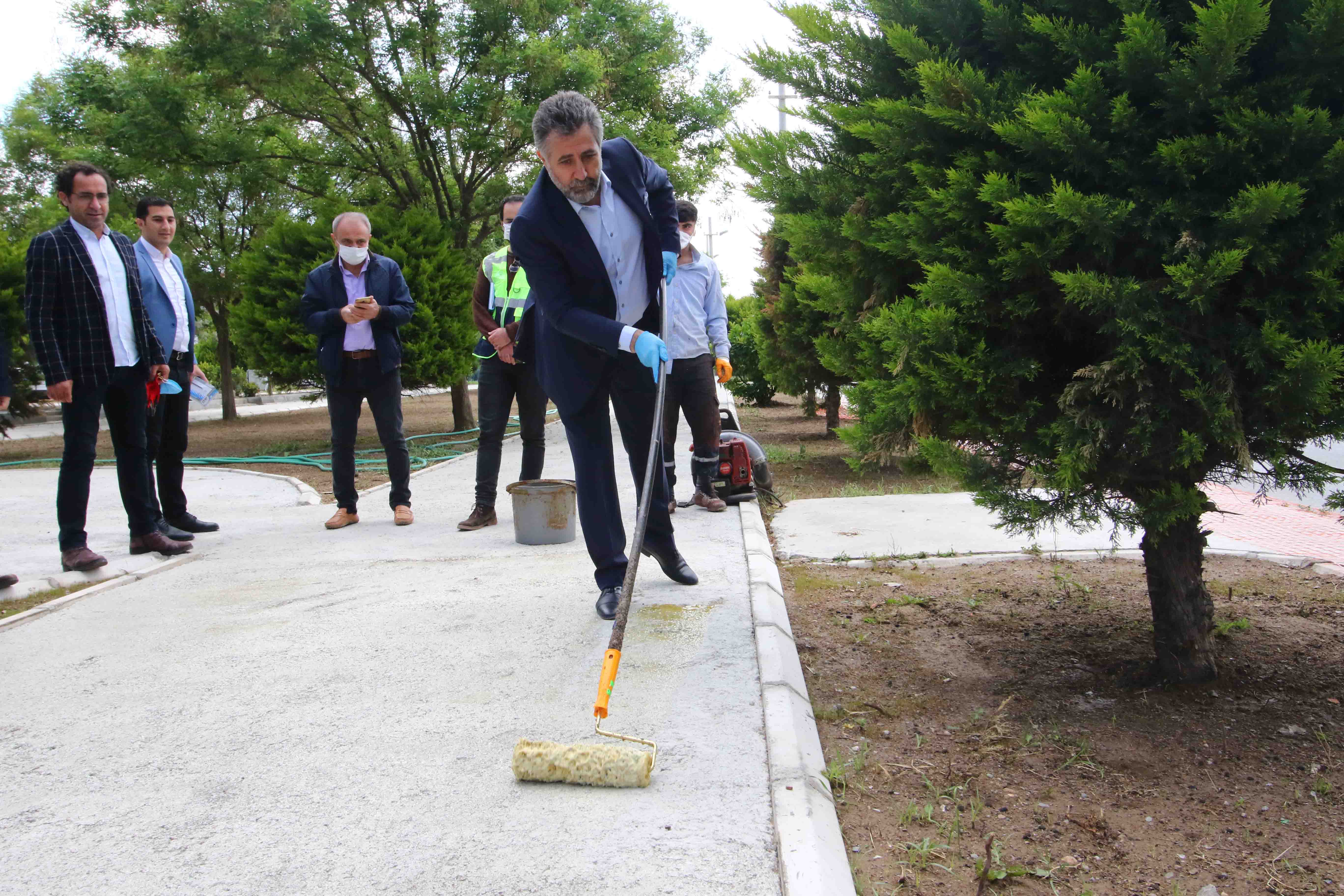 BAYRAKLI BELEDİYE BAŞKANI SANDAL'DAN PARKLARDA İNCELEME