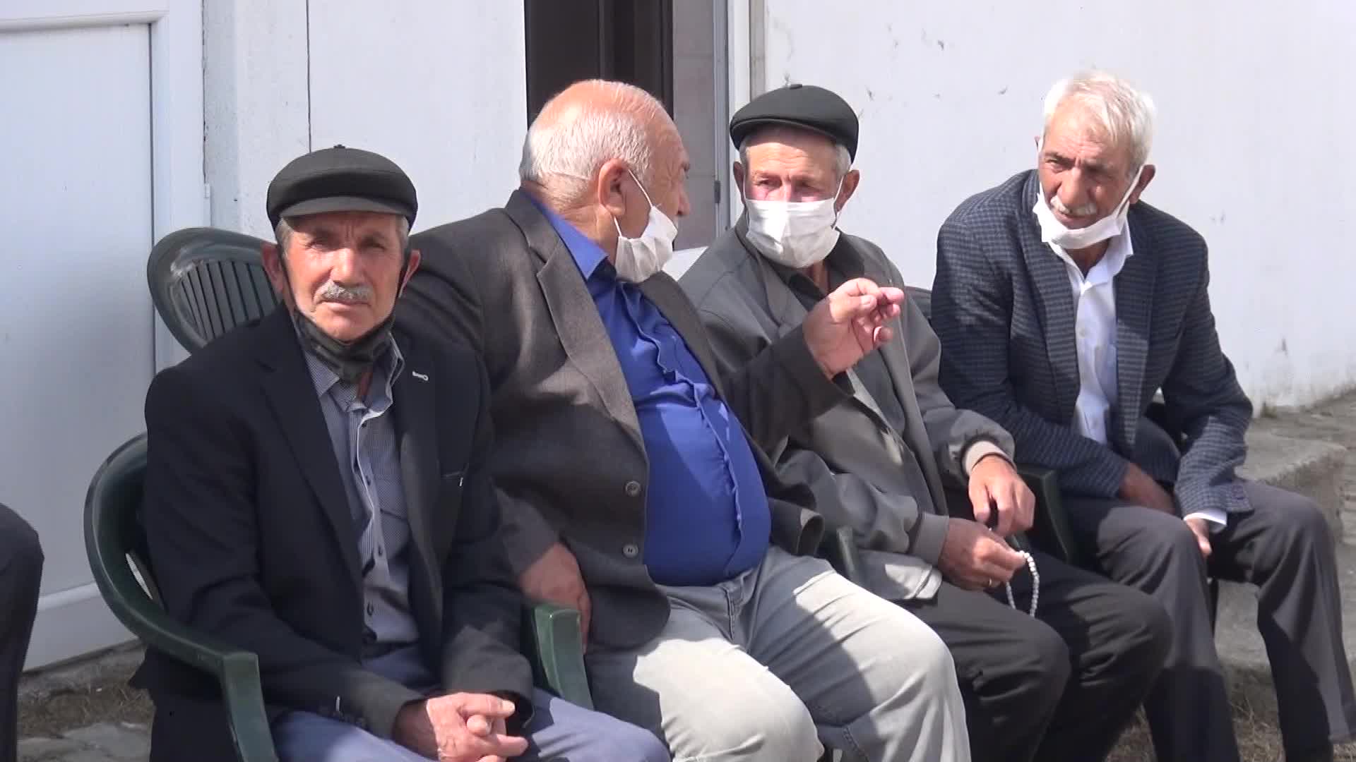 EDİRNE'DE VALİNİN GİRİŞİMİYLE BİR ARAYA GELEN HUSUMETLİ İKİ AİLE, KURAN-I KERİM'İN ALTINDAN GEÇEREK BARIŞTI