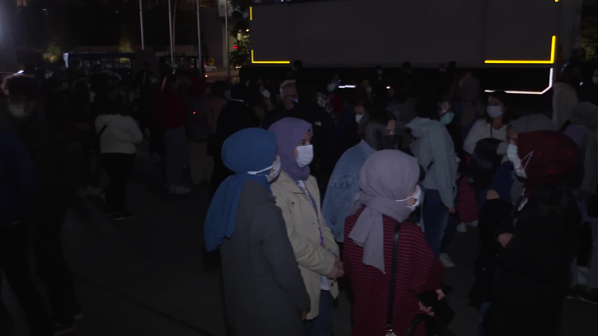 ANKARA BÜYÜKŞEHİR'DEN YURT VE OTELLERE YERLEŞTİRİLEN ÖĞRENCİLERE KONSER SÜRPRİZİ
