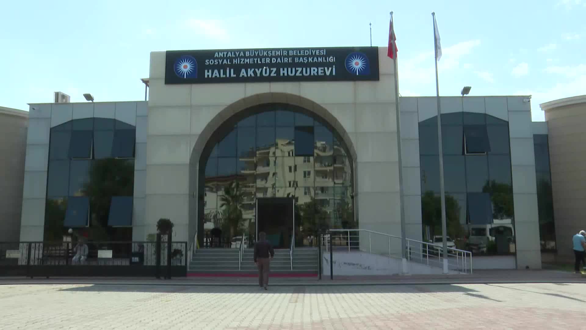 ANTALYA'DA DÜNYA YAŞLILAR GÜNÜ’NDE HUZUREVİ SAKİNLERİ UNUTULMADI