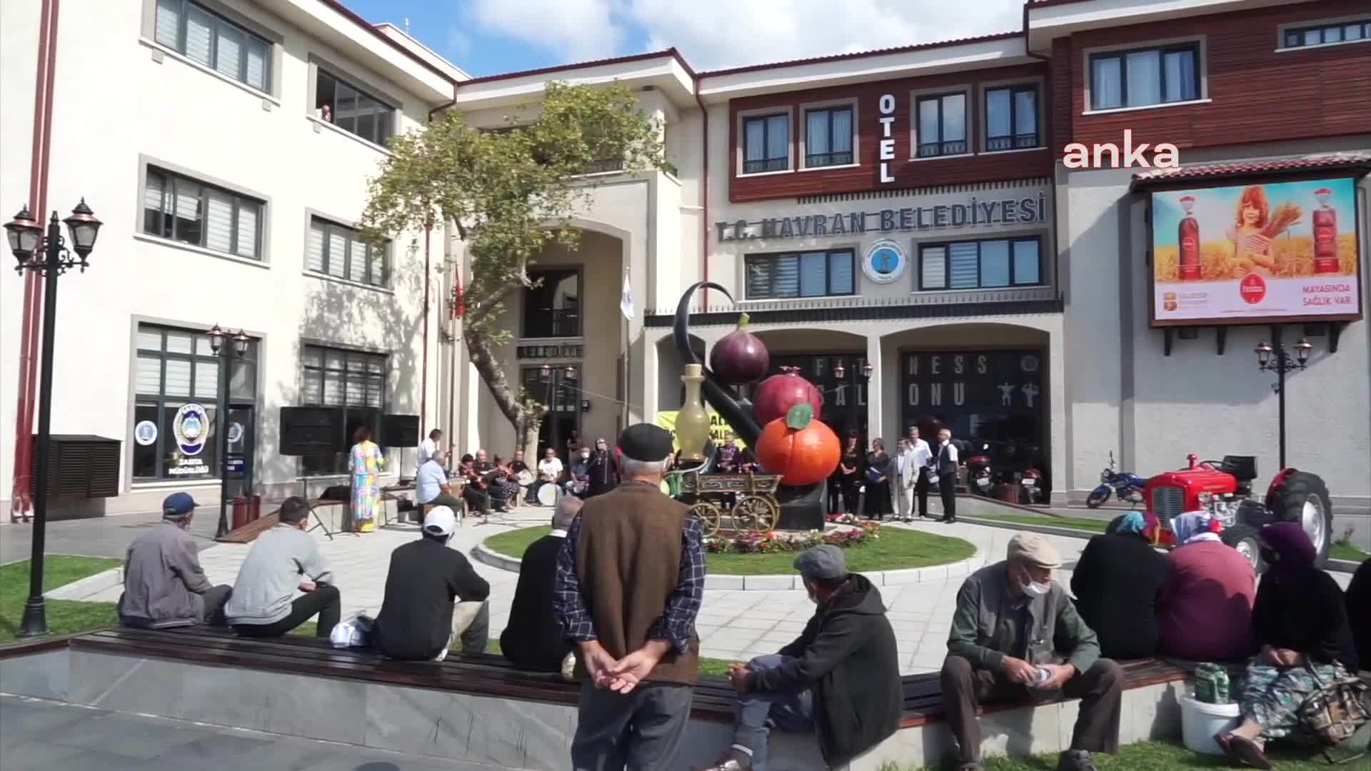 TÜRKÜLERİ MEYDANLARDA SESLENDİRİYORLAR