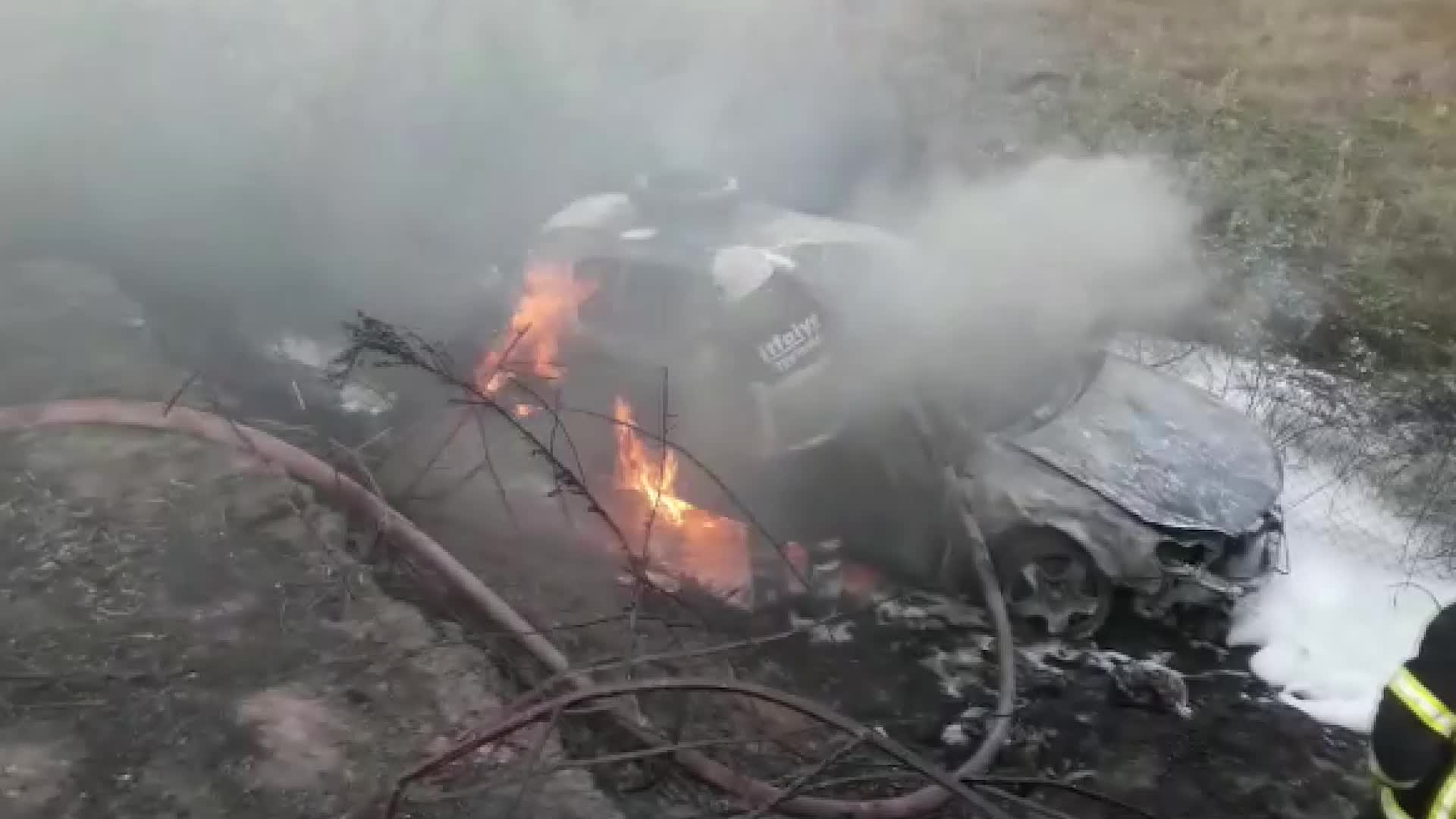 ŞARAMPOLE YUVARLANDIKTAN SONRA YANMAYA BAŞLAYAN OTOMOBİLDEN SON ANDA KURTULDU