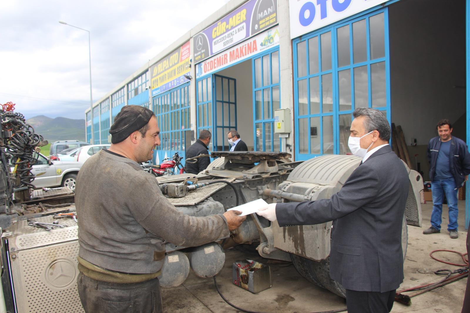 SEYDİŞEHİR BELEDİYE BAŞKANI TUTAL, SANAYİ ESNAFINA MASKE DAĞITTI