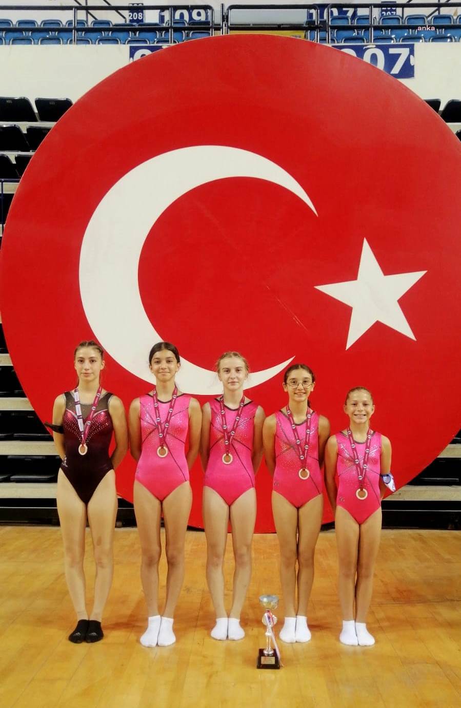 BORNOVA BELEDİYESPOR, TRAMPOLİN CİMNASTİKTE TÜRKİYE ÜÇÜNCÜSÜ OLDU