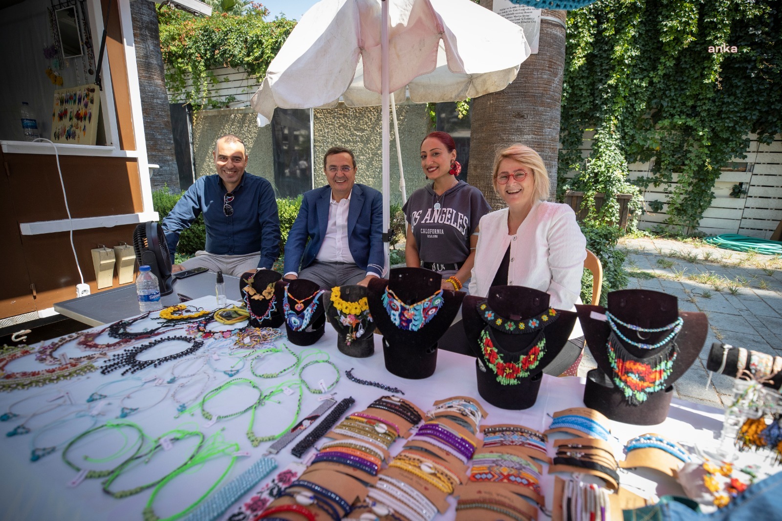 KONAK’TA KADINLAR HEM ÜRETİYOR HEM KAZANIYOR