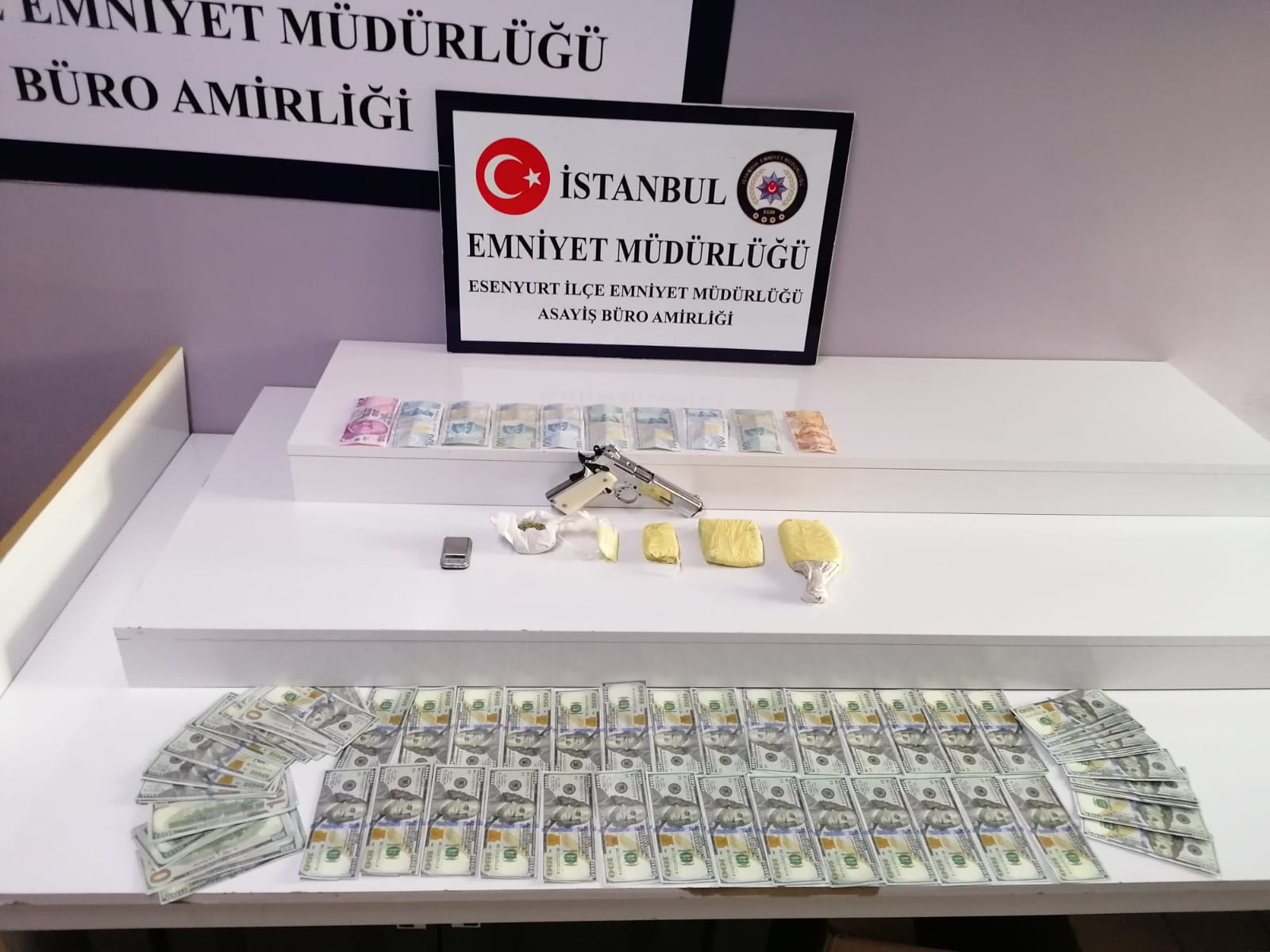 DURDURULAN OTOMOBİLDE SAHTE 9 BİN DOLAR ELE GEÇİRİLDİ