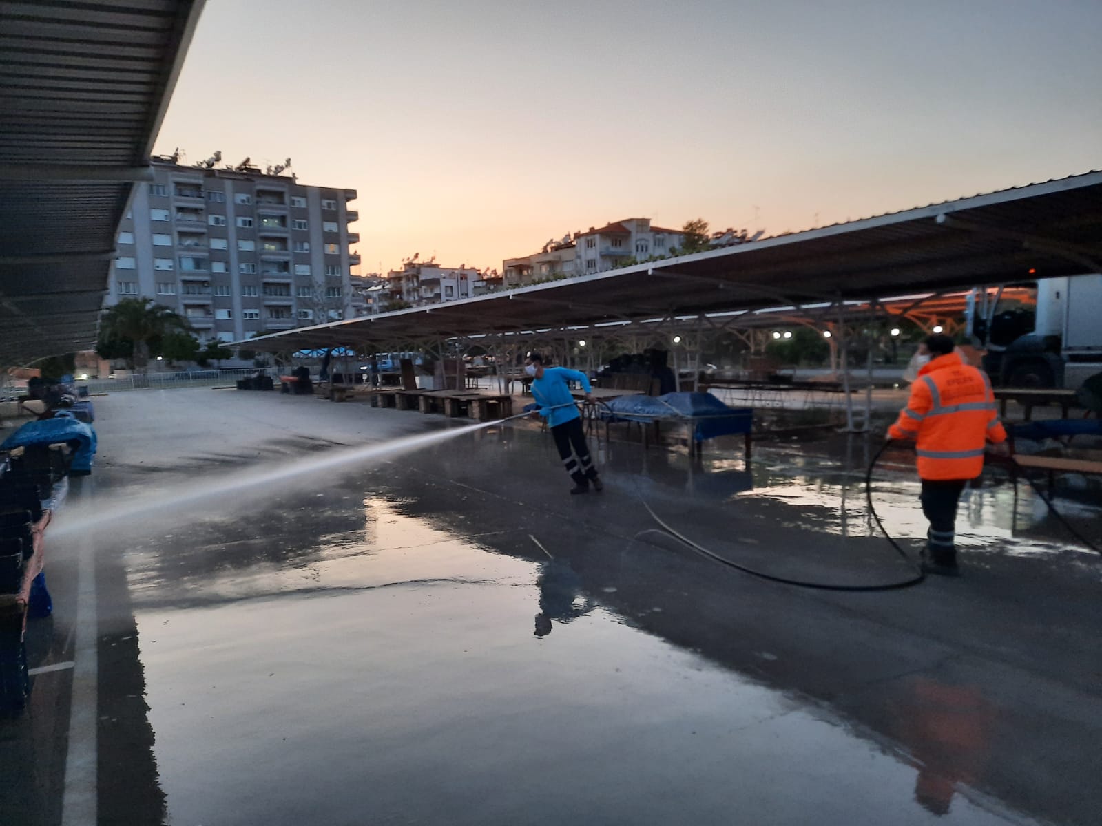 EFELER’DE SEMT PAZARLARI DEZENFEKTE EDİLDİ