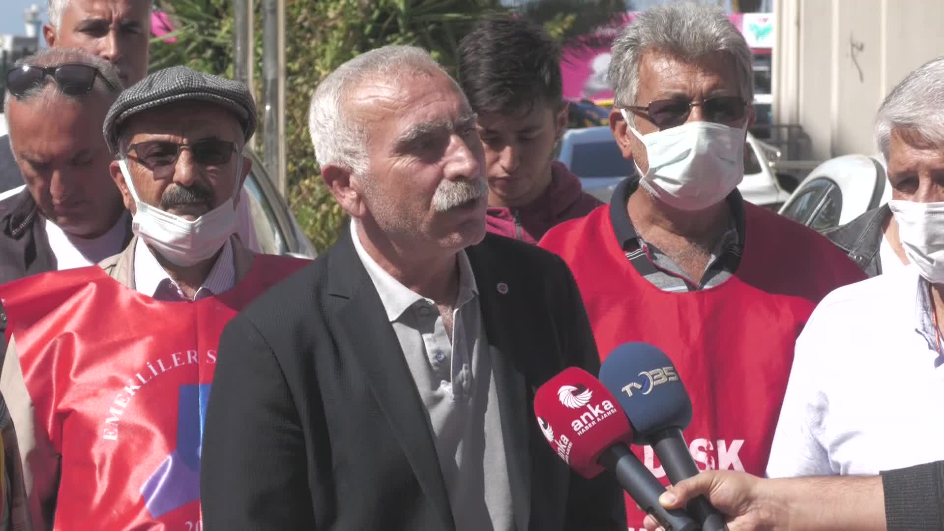 İZMİR'DE EMEKLİLER SOKAĞA İNDİ: "YİĞİT MUHTAÇ OLDU KURU SOĞANA, BUNDAN SONRA OY YOK BİZİ SOYANA"