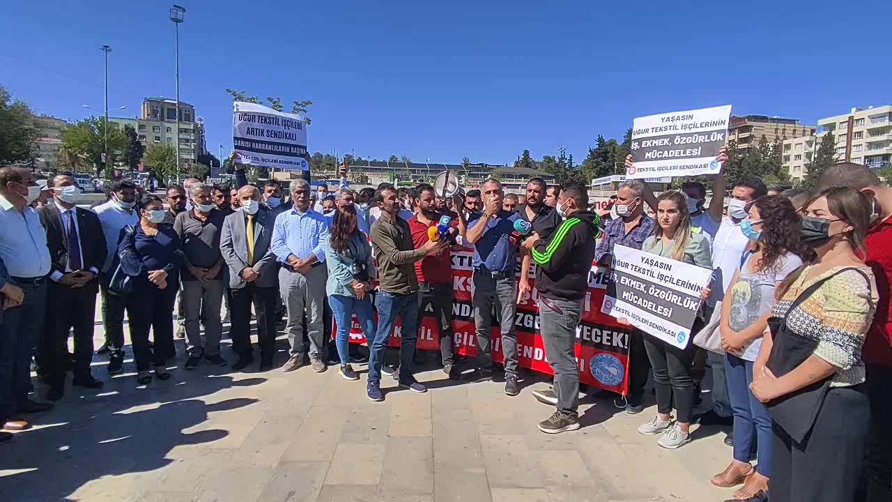 UĞUR TEKSTİL İŞÇİLERİ: "HAKSIZLIĞA KARŞI DİMDİK DURDUĞUMUZ İÇİN BİZİ KAPININ ÖNÜNE ATTILAR"