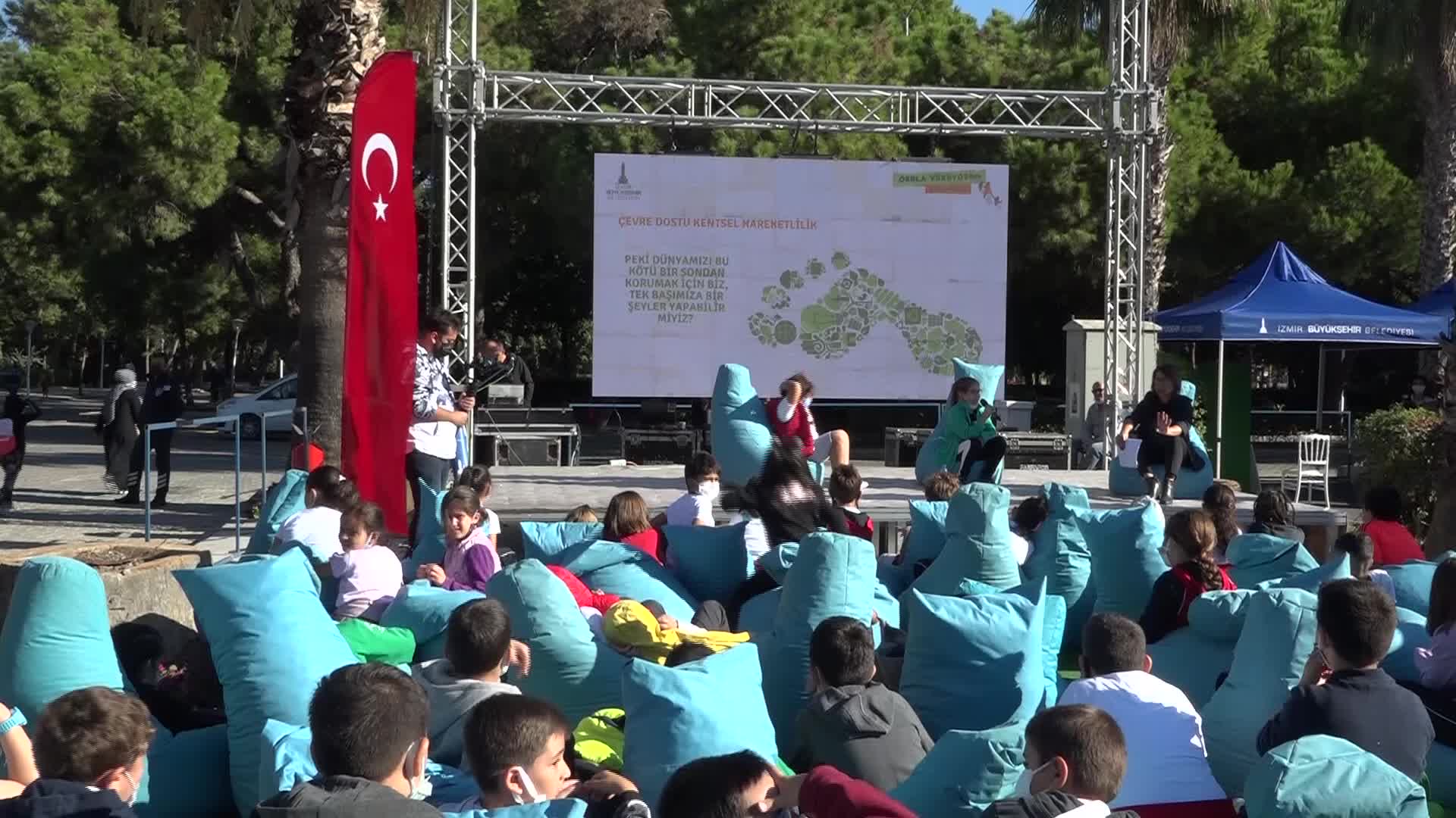 İZMİR’DE ÖĞRENCİLER HEM YÜRÜDÜ HEM EĞLENDİ